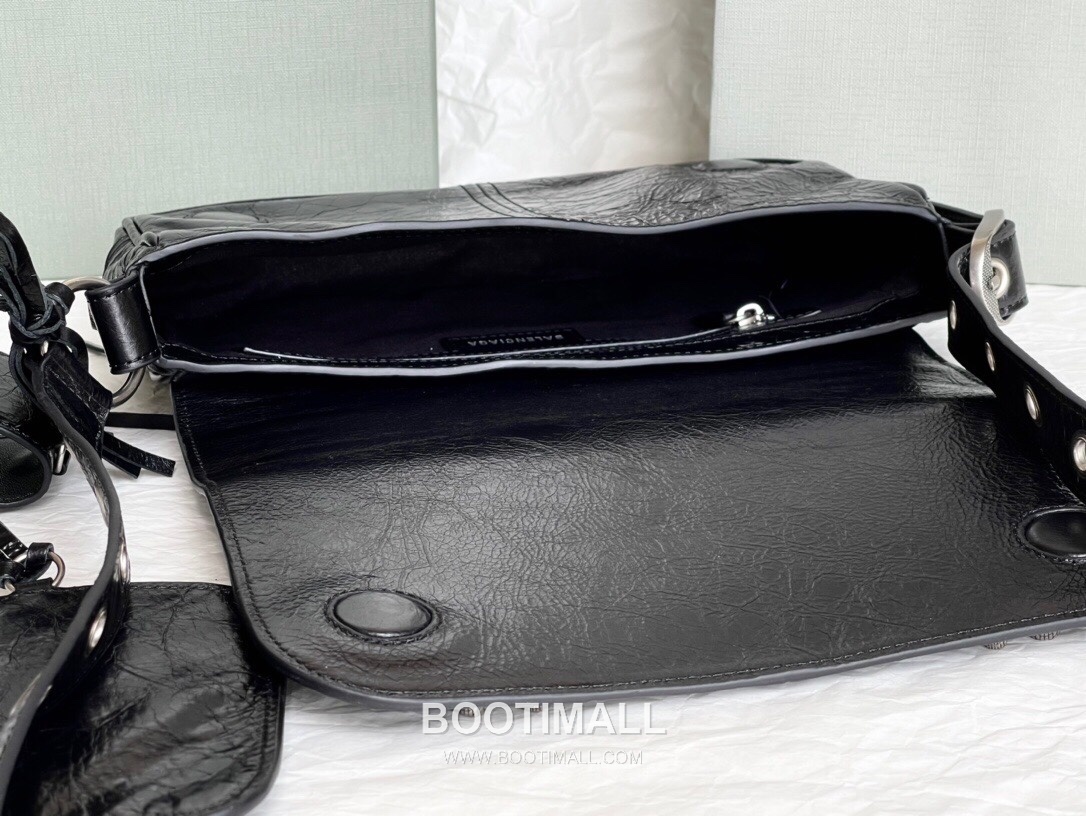 Balenciaga Moto Flap Camera Crinkled Calfskin Black Crossbody Bag 발렌시아가 모토 플랩 카메라 크링클 카프스킨 블랙 크로스백 24cm 16