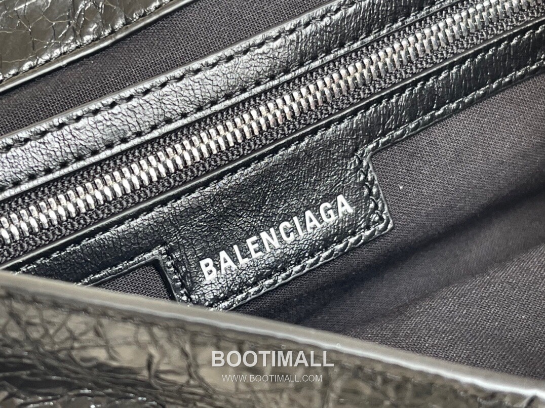 Balenciaga Moto Flap Camera Crinkled Calfskin Black Crossbody Bag 발렌시아가 모토 플랩 카메라 크링클 카프스킨 블랙 크로스백 24cm 17