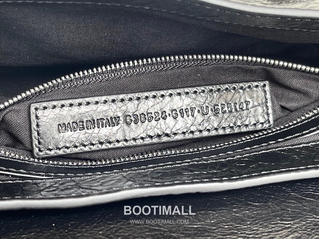 Balenciaga Moto Flap Camera Crinkled Calfskin Black Crossbody Bag 발렌시아가 모토 플랩 카메라 크링클 카프스킨 블랙 크로스백 24cm 18