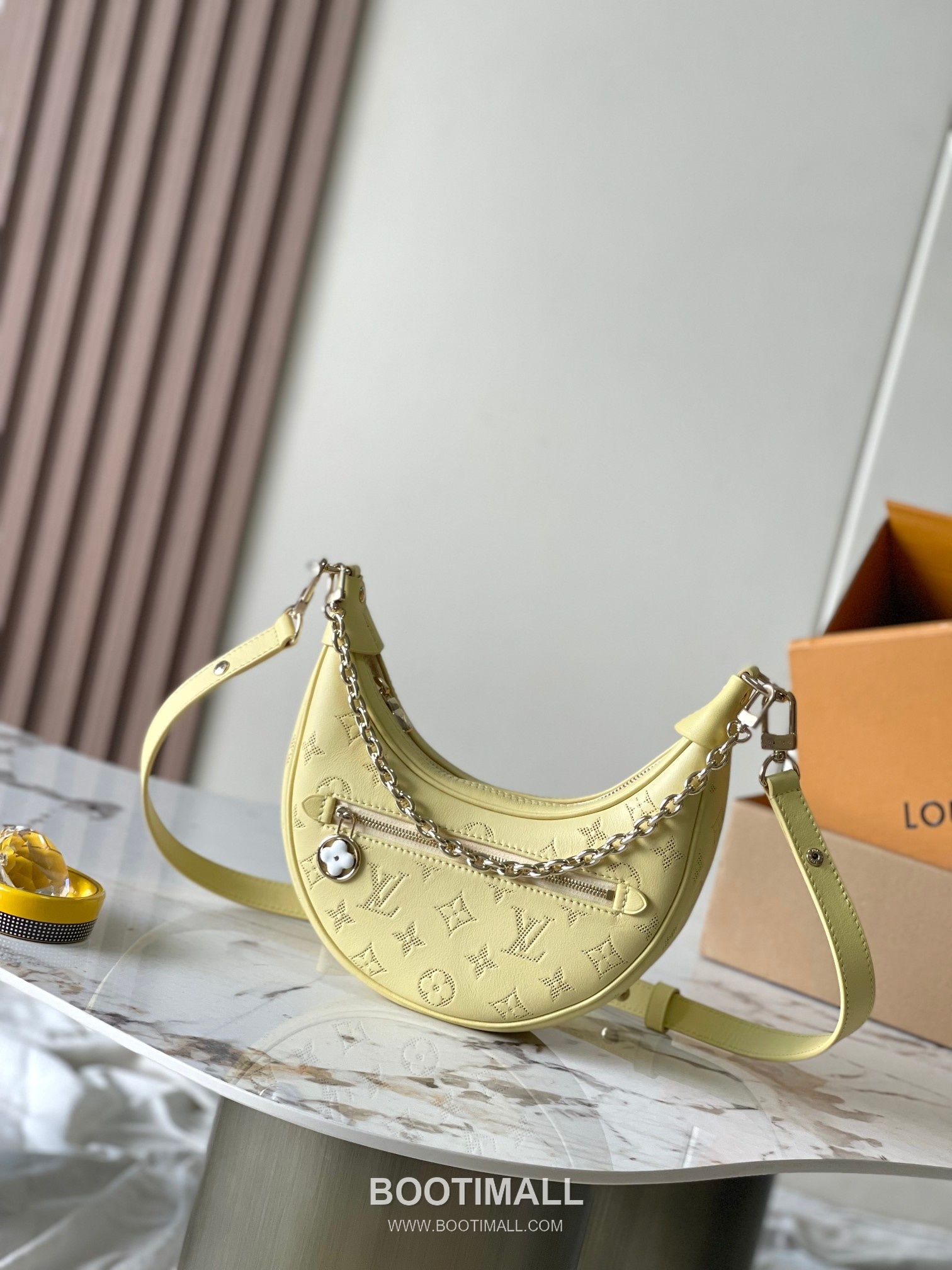 Louis Vuitton Loop Monogram Canvas Yellow 루이비통 루프 모노그램 캔버스 옐로우 23cm 1