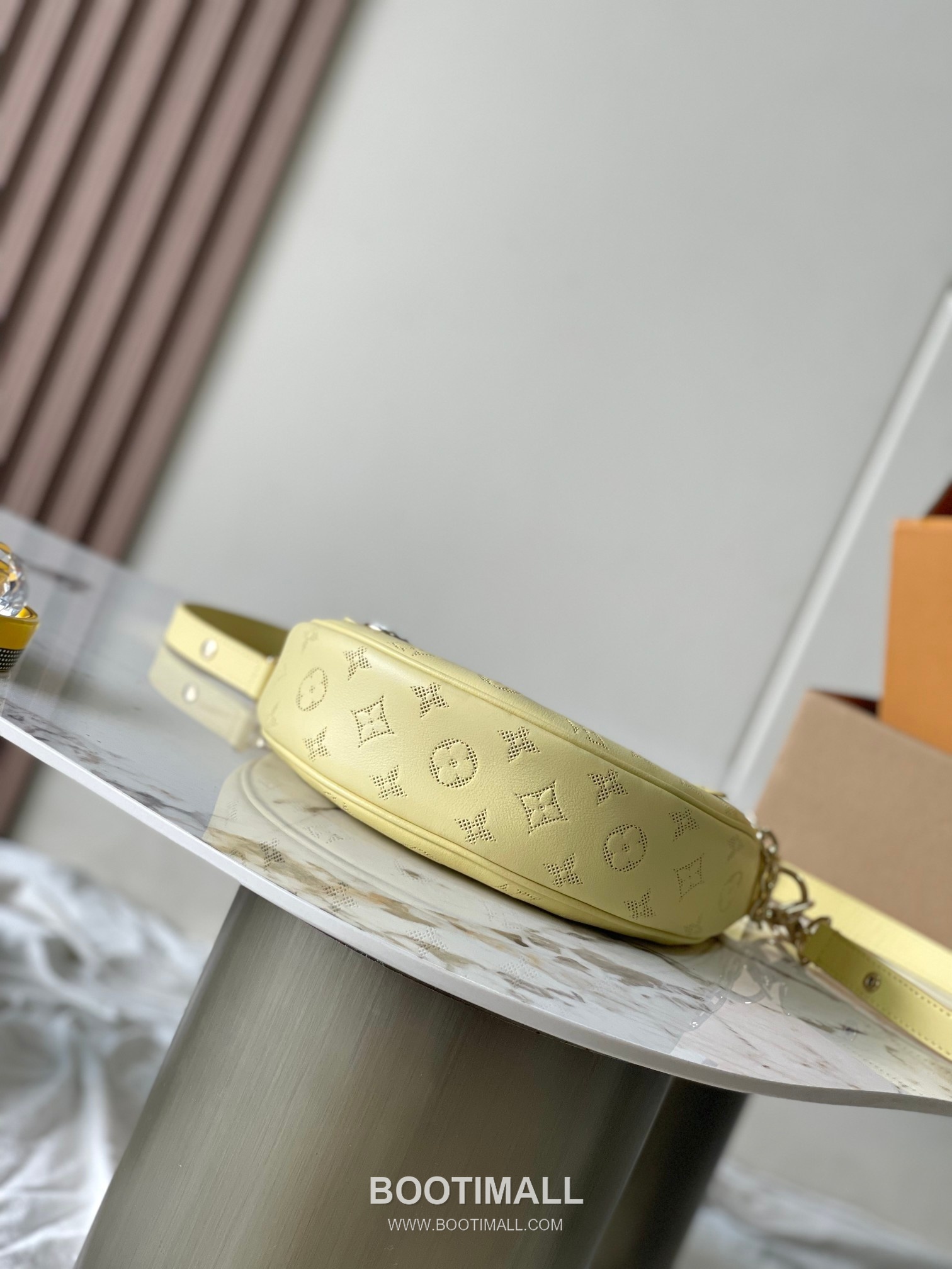 Louis Vuitton Loop Monogram Canvas Yellow 루이비통 루프 모노그램 캔버스 옐로우 23cm 4