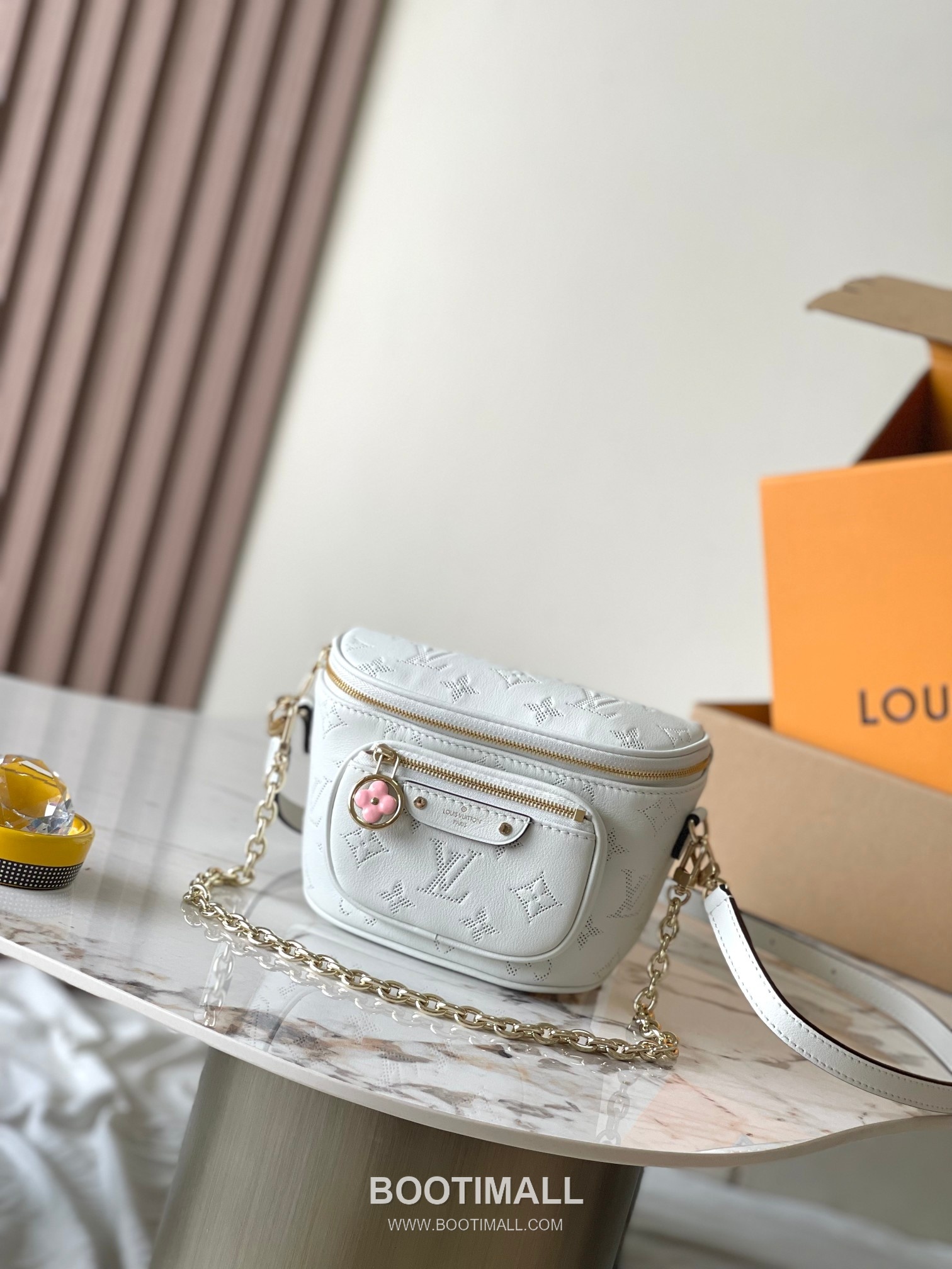 Louis Vuitton Mini Bumbag Flower Ring Monogram Embossed Coated Canvas White Bifold Wallet 루이비통 미니 범백 플라워 링 모노그램 엠보 코티드 캔버스 화이트 반지갑 17cm 1