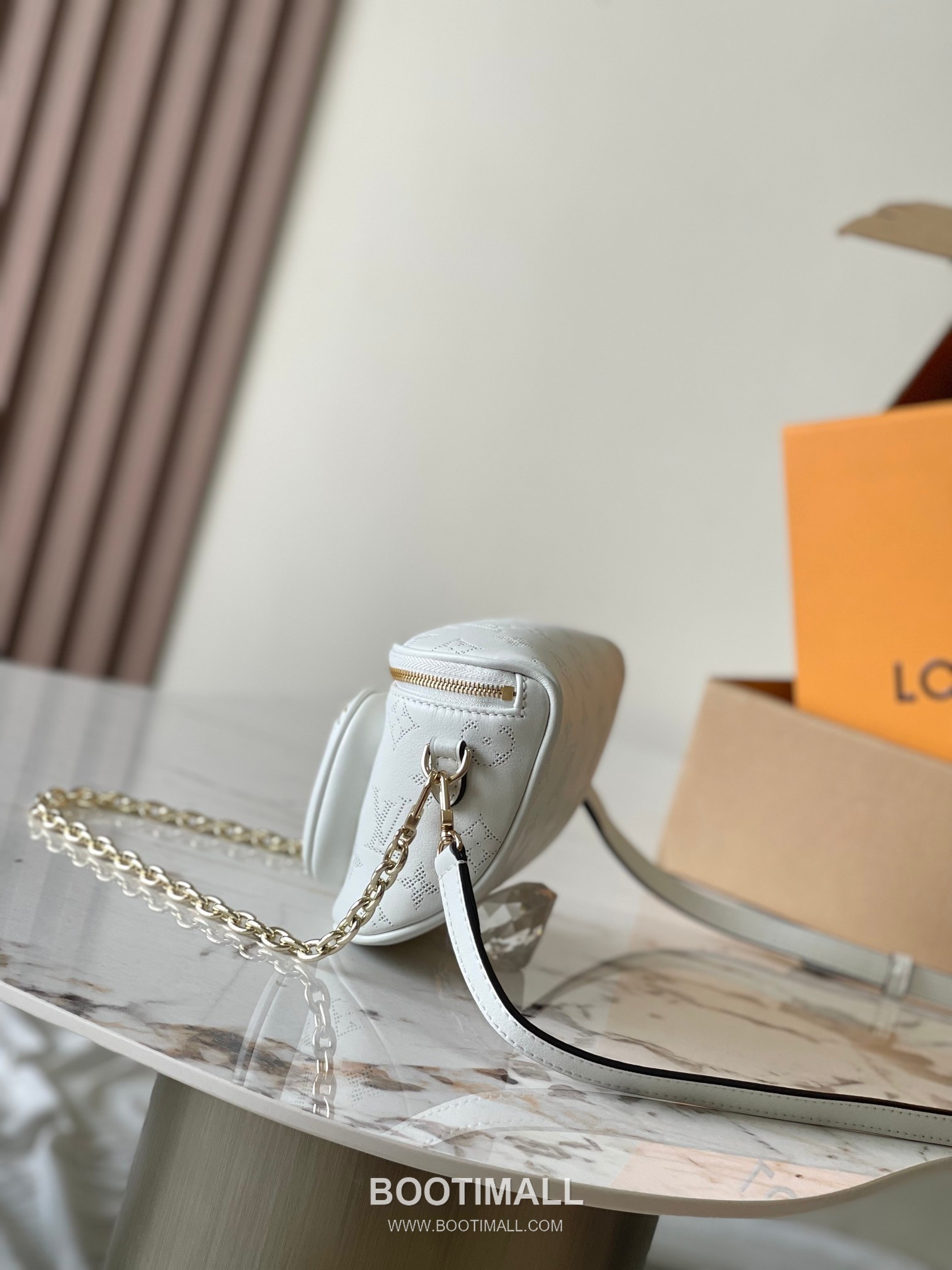 Louis Vuitton Mini Bumbag Flower Ring Monogram Embossed Coated Canvas White Bifold Wallet 루이비통 미니 범백 플라워 링 모노그램 엠보 코티드 캔버스 화이트 반지갑 17cm 2