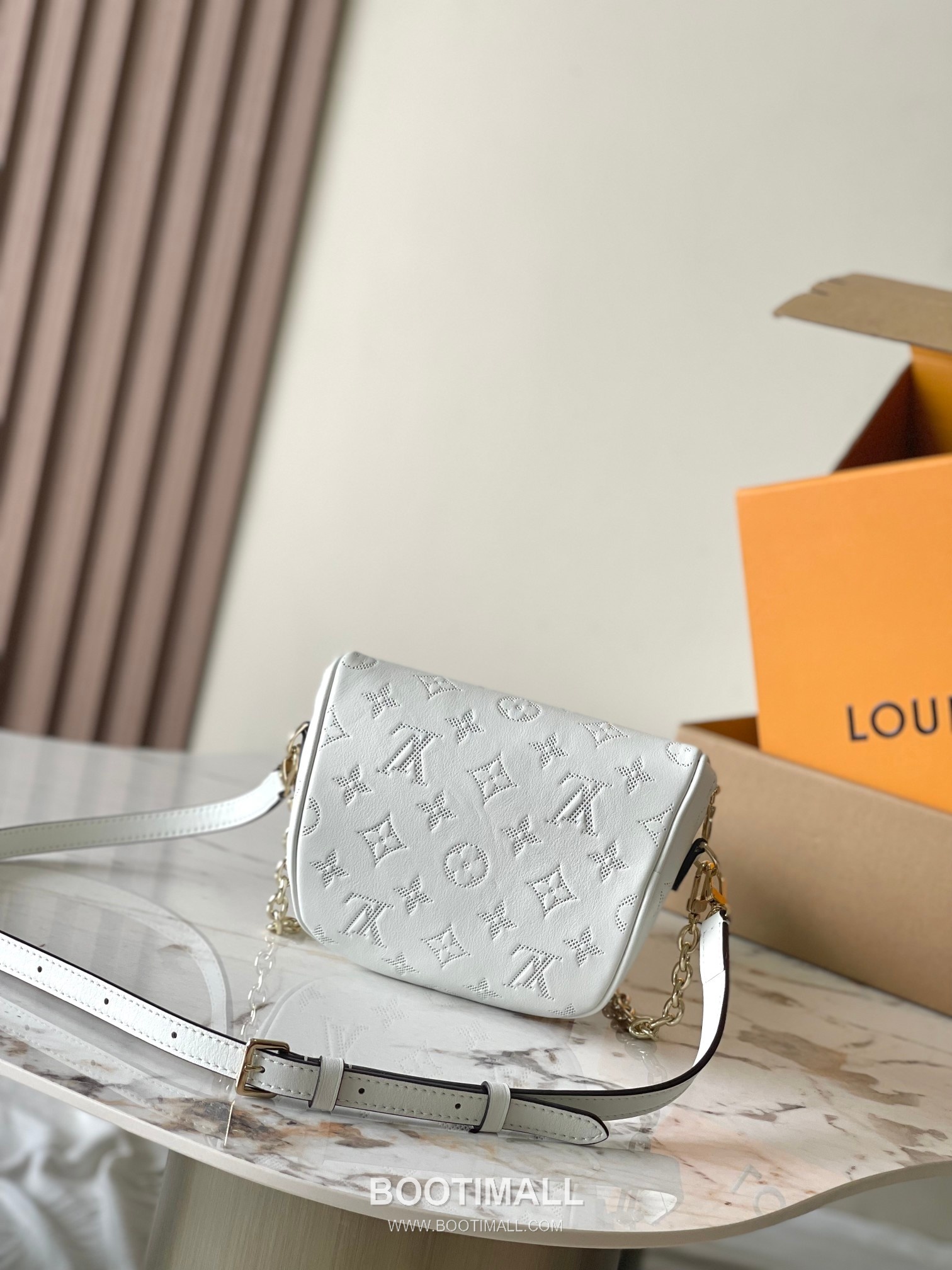 Louis Vuitton Mini Bumbag Flower Ring Monogram Embossed Coated Canvas White Bifold Wallet 루이비통 미니 범백 플라워 링 모노그램 엠보 코티드 캔버스 화이트 반지갑 17cm 3