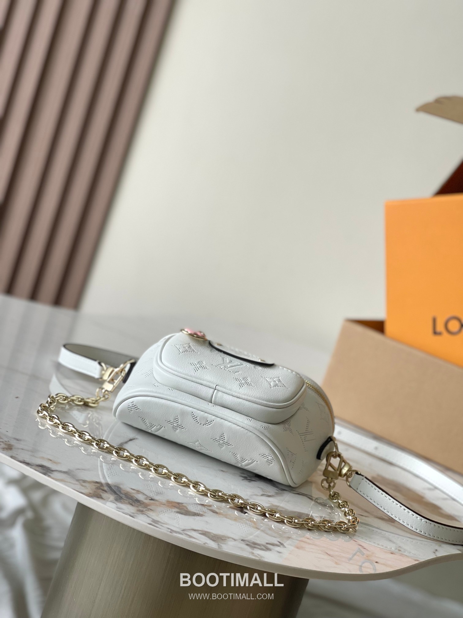 Louis Vuitton Mini Bumbag Flower Ring Monogram Embossed Coated Canvas White Bifold Wallet 루이비통 미니 범백 플라워 링 모노그램 엠보 코티드 캔버스 화이트 반지갑 17cm 4