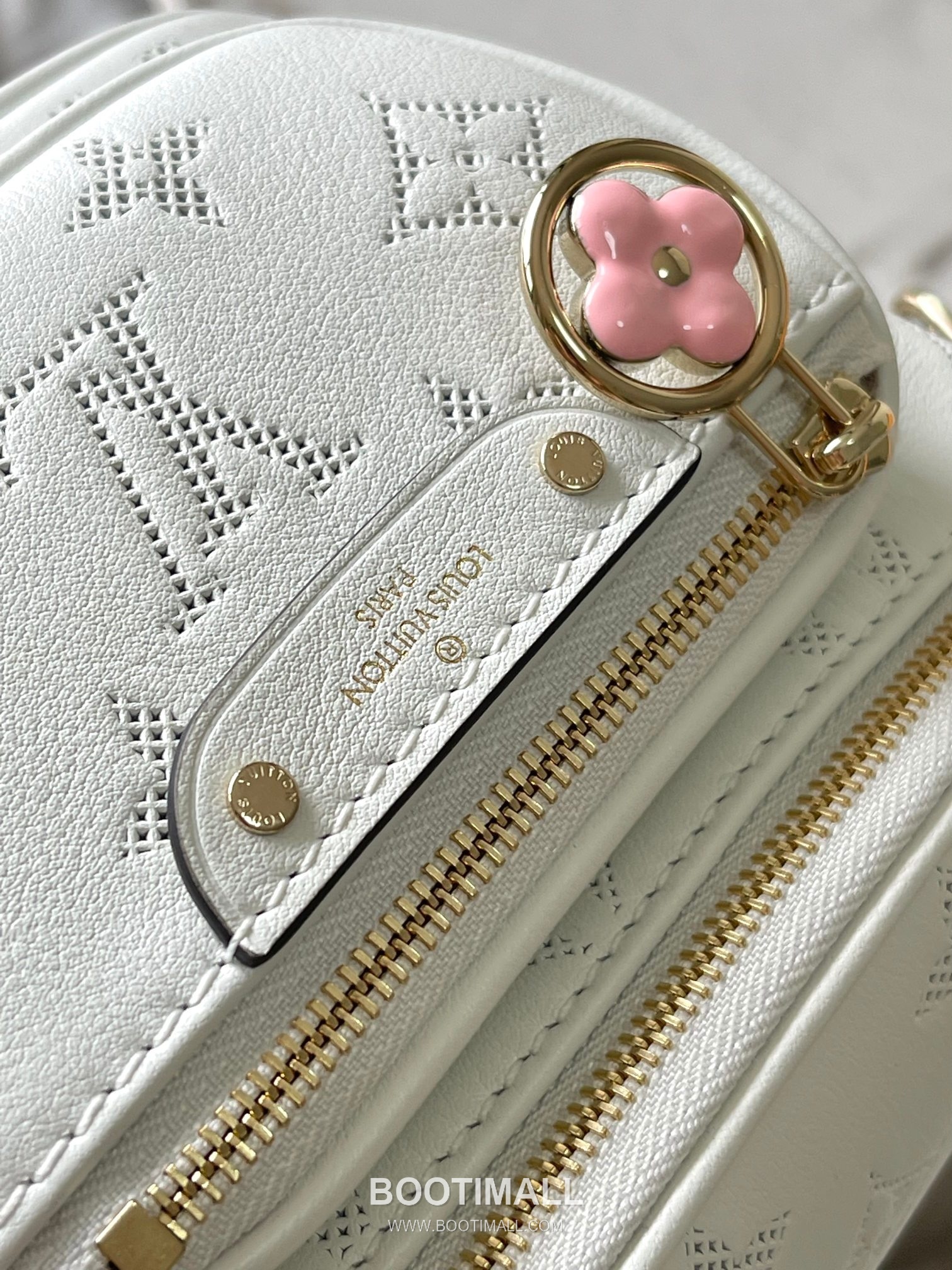 Louis Vuitton Mini Bumbag Flower Ring Monogram Embossed Coated Canvas White Bifold Wallet 루이비통 미니 범백 플라워 링 모노그램 엠보 코티드 캔버스 화이트 반지갑 17cm 5