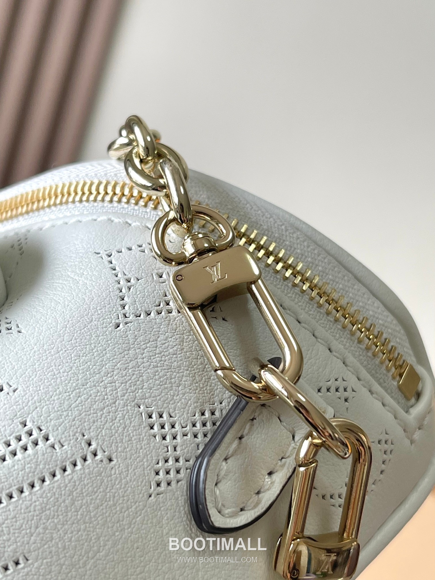 Louis Vuitton Mini Bumbag Flower Ring Monogram Embossed Coated Canvas White Bifold Wallet 루이비통 미니 범백 플라워 링 모노그램 엠보 코티드 캔버스 화이트 반지갑 17cm 6