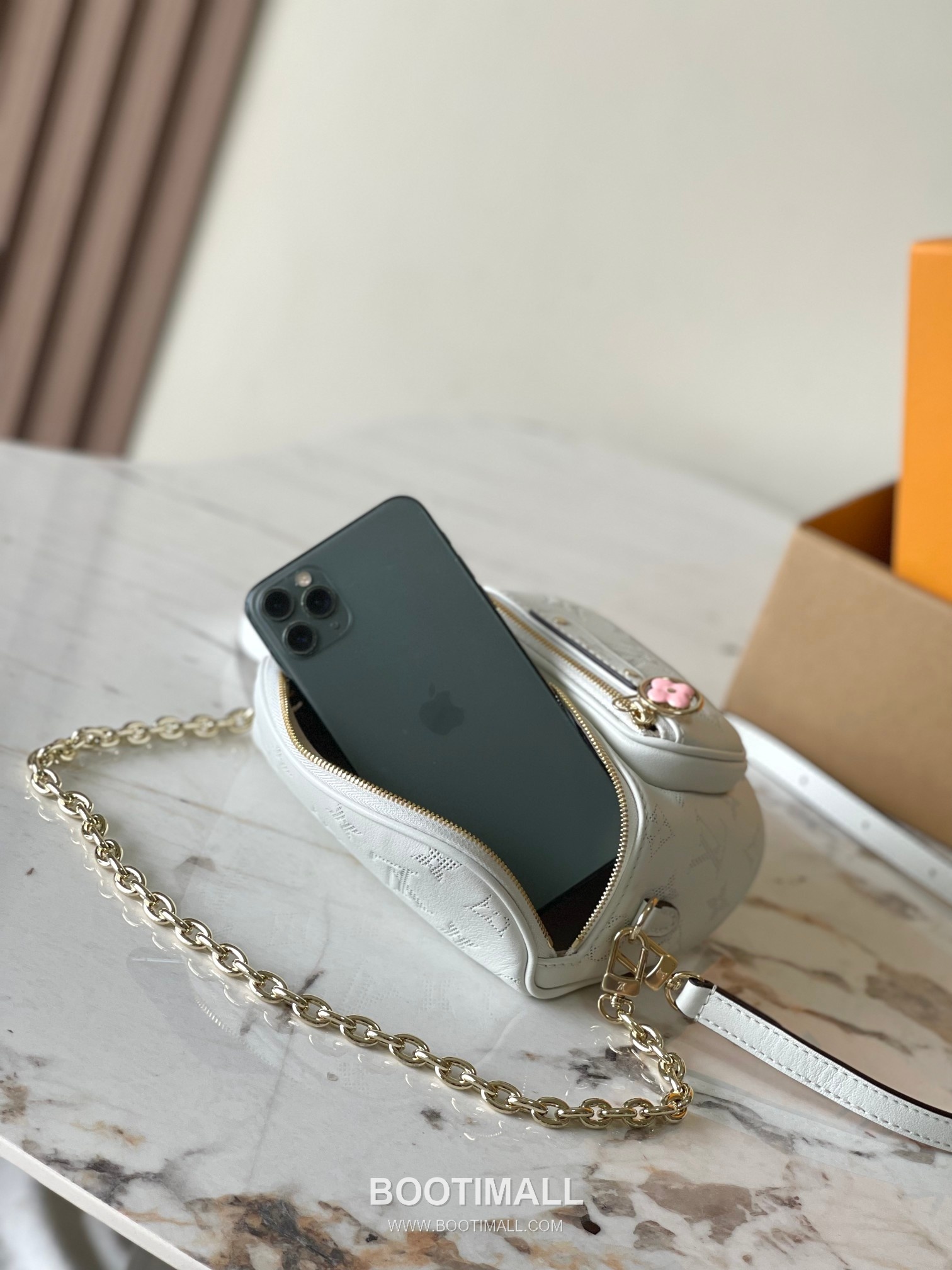 Louis Vuitton Mini Bumbag Flower Ring Monogram Embossed Coated Canvas White Bifold Wallet 루이비통 미니 범백 플라워 링 모노그램 엠보 코티드 캔버스 화이트 반지갑 17cm 9