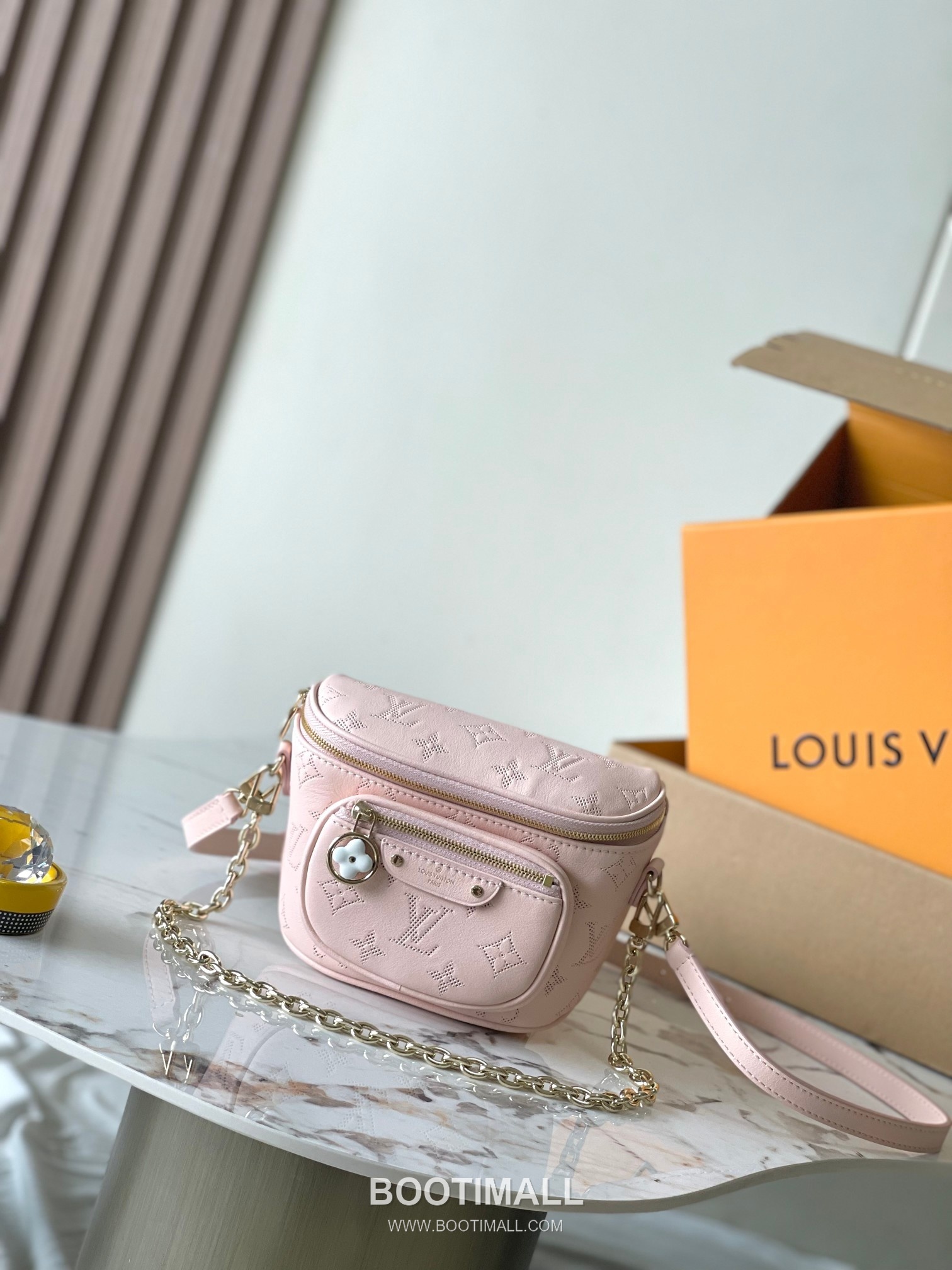 Louis Vuitton Mini Bumbag Flower Ring Monogram Embossed Coated Canvas White Bifold Wallet 루이비통 미니 범백 플라워 링 모노그램 엠보 코티드 캔버스 화이트 반지갑 17cm 4
