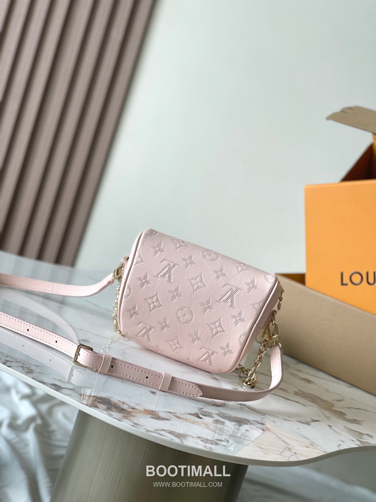Louis Vuitton Mini Bumbag Flower Ring Monogram Embossed Coated Canvas White Bifold Wallet 루이비통 미니 범백 플라워 링 모노그램 엠보 코티드 캔버스 화이트 반지갑 17cm 6