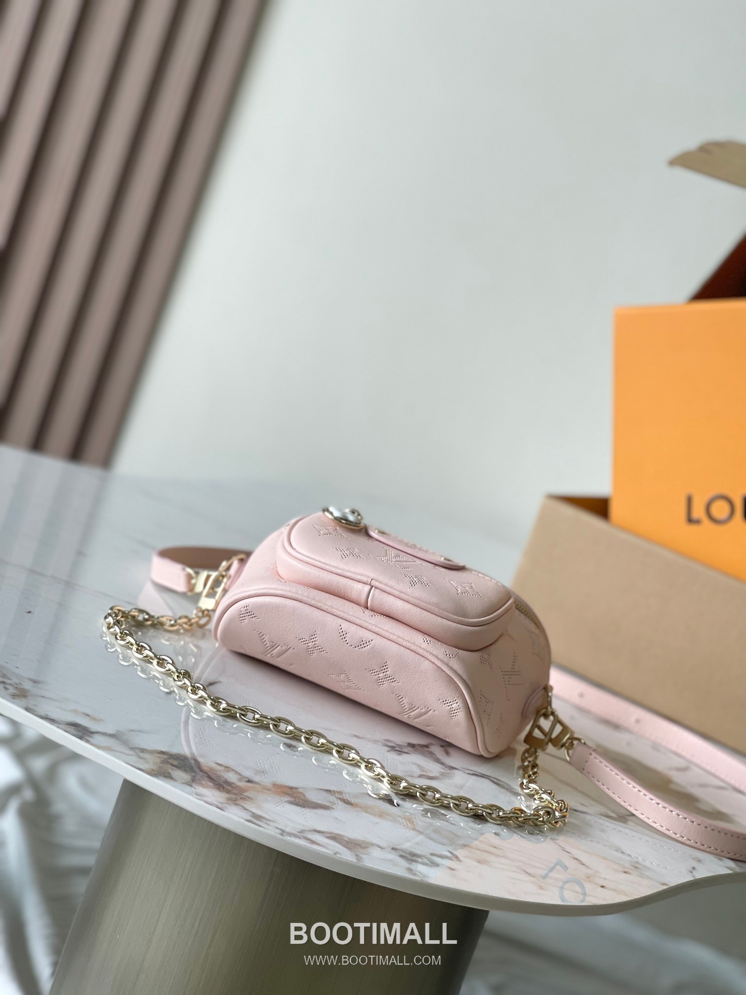 Louis Vuitton Mini Bumbag Flower Ring Monogram Embossed Coated Canvas White Bifold Wallet 루이비통 미니 범백 플라워 링 모노그램 엠보 코티드 캔버스 화이트 반지갑 17cm 7