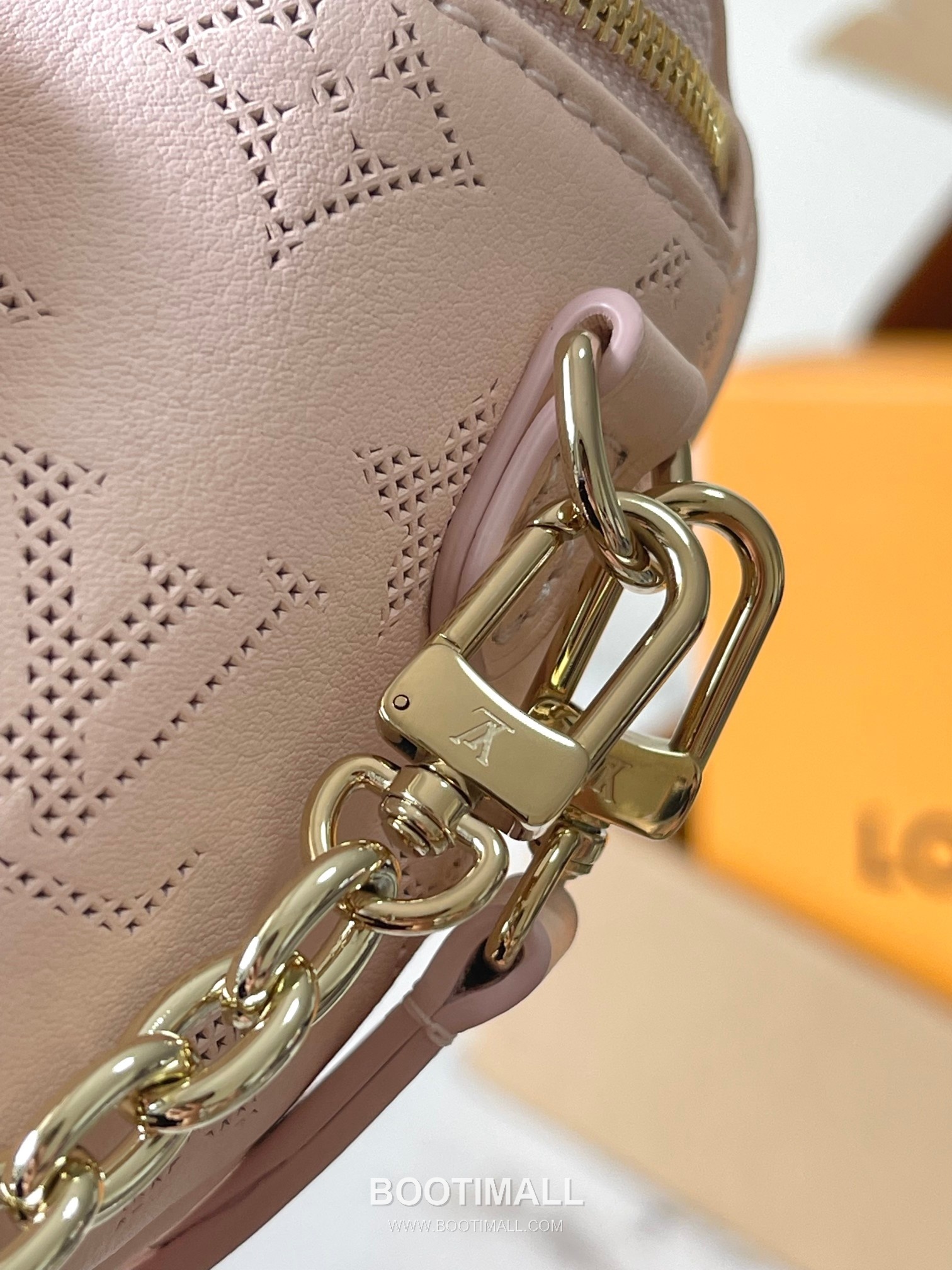 Louis Vuitton Mini Bumbag Flower Ring Monogram Embossed Coated Canvas White Bifold Wallet 루이비통 미니 범백 플라워 링 모노그램 엠보 코티드 캔버스 화이트 반지갑 17cm 9