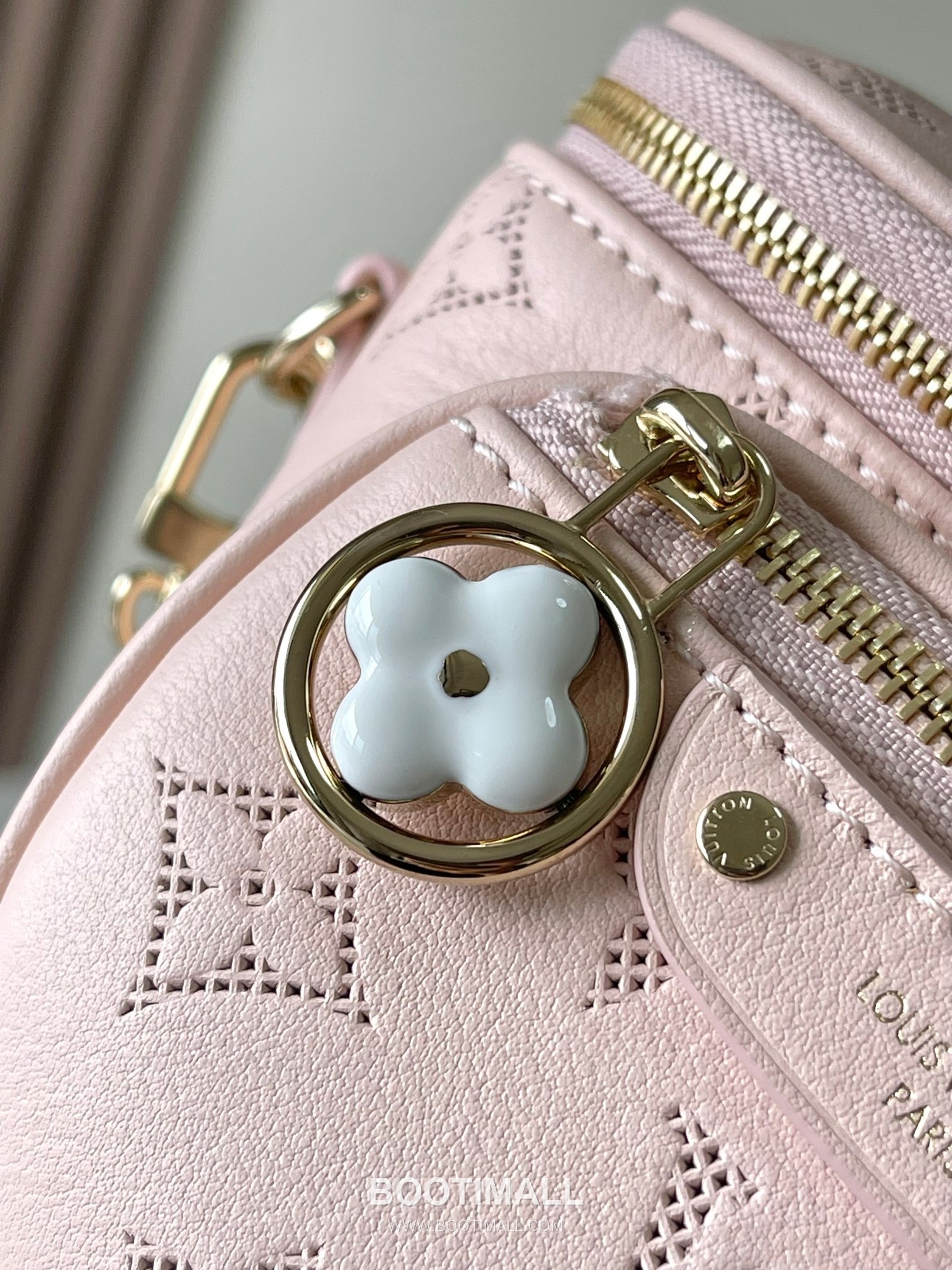 Louis Vuitton Mini Bumbag Flower Ring Monogram Embossed Coated Canvas White Bifold Wallet 루이비통 미니 범백 플라워 링 모노그램 엠보 코티드 캔버스 화이트 반지갑 17cm 10