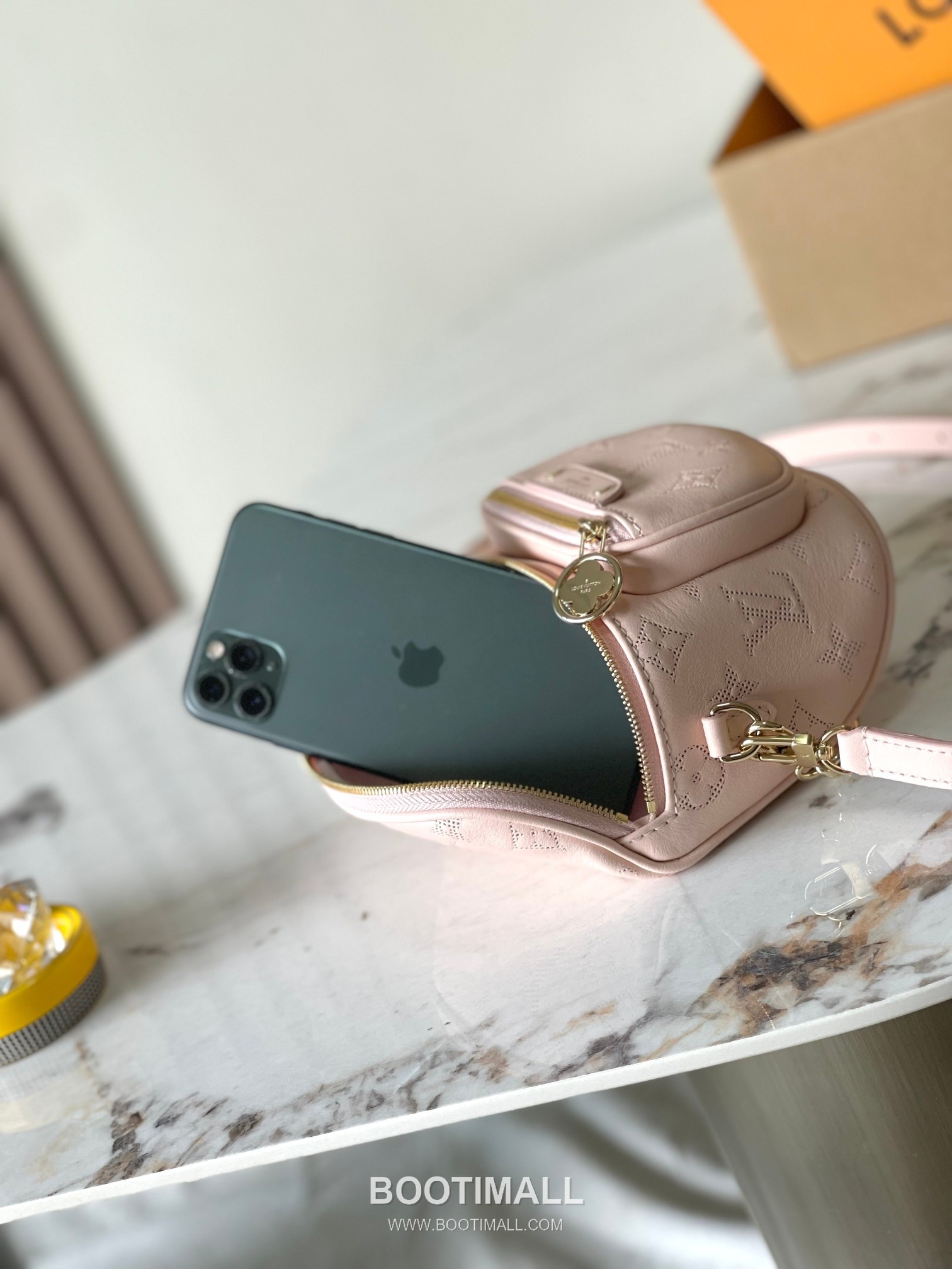 Louis Vuitton Mini Bumbag Flower Ring Monogram Embossed Coated Canvas White Bifold Wallet 루이비통 미니 범백 플라워 링 모노그램 엠보 코티드 캔버스 화이트 반지갑 17cm 12