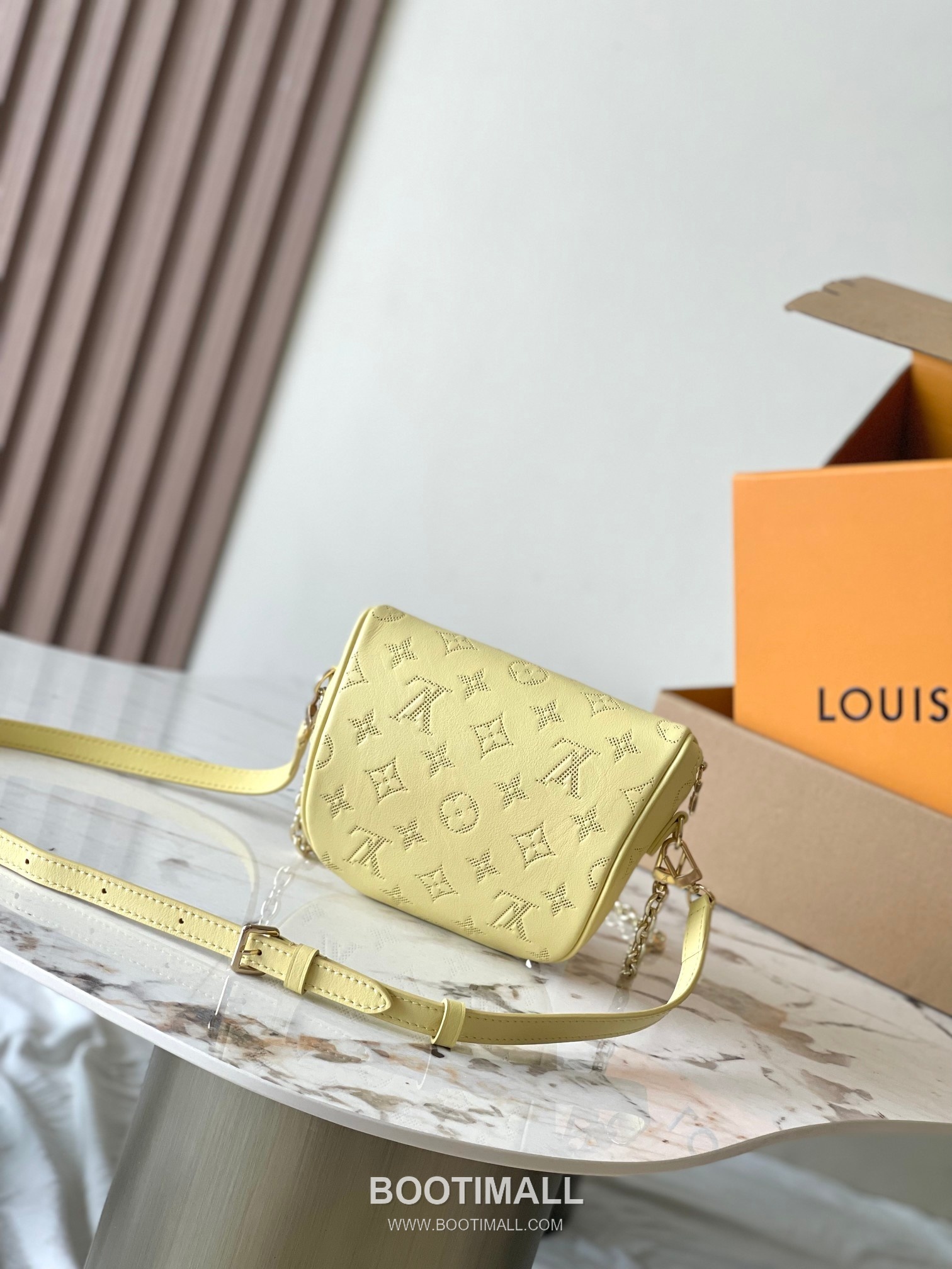 Louis Vuitton Mini Bumbag Flower Ring Monogram Embossed Canvas Yellow Zip Wallet 루이비통 미니 범백 플라워 링 모노그램 엠보싱 캔버스 옐로우 지퍼 지갑 17cm 3