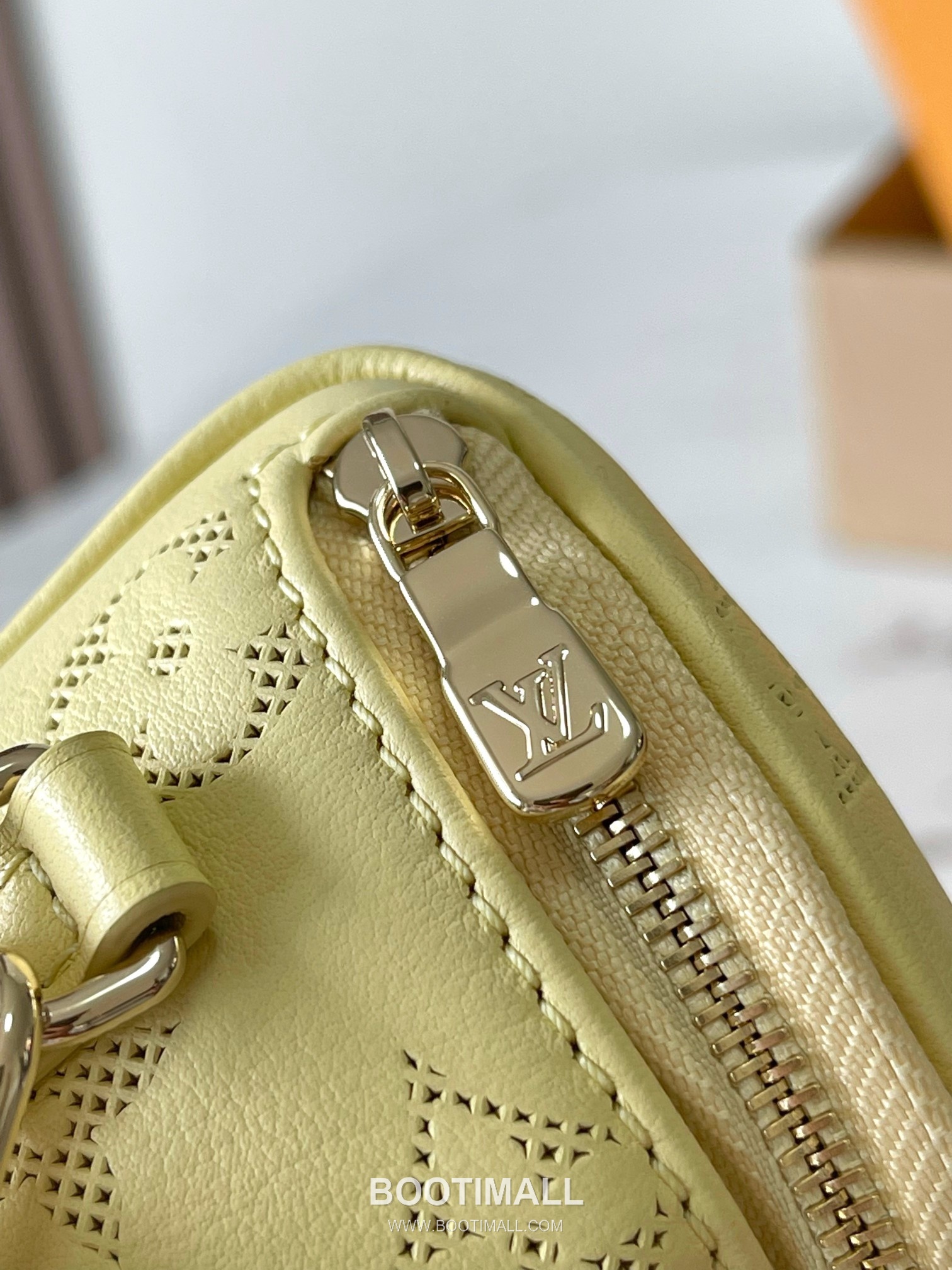 Louis Vuitton Mini Bumbag Flower Ring Monogram Embossed Canvas Yellow Zip Wallet 루이비통 미니 범백 플라워 링 모노그램 엠보싱 캔버스 옐로우 지퍼 지갑 17cm 6