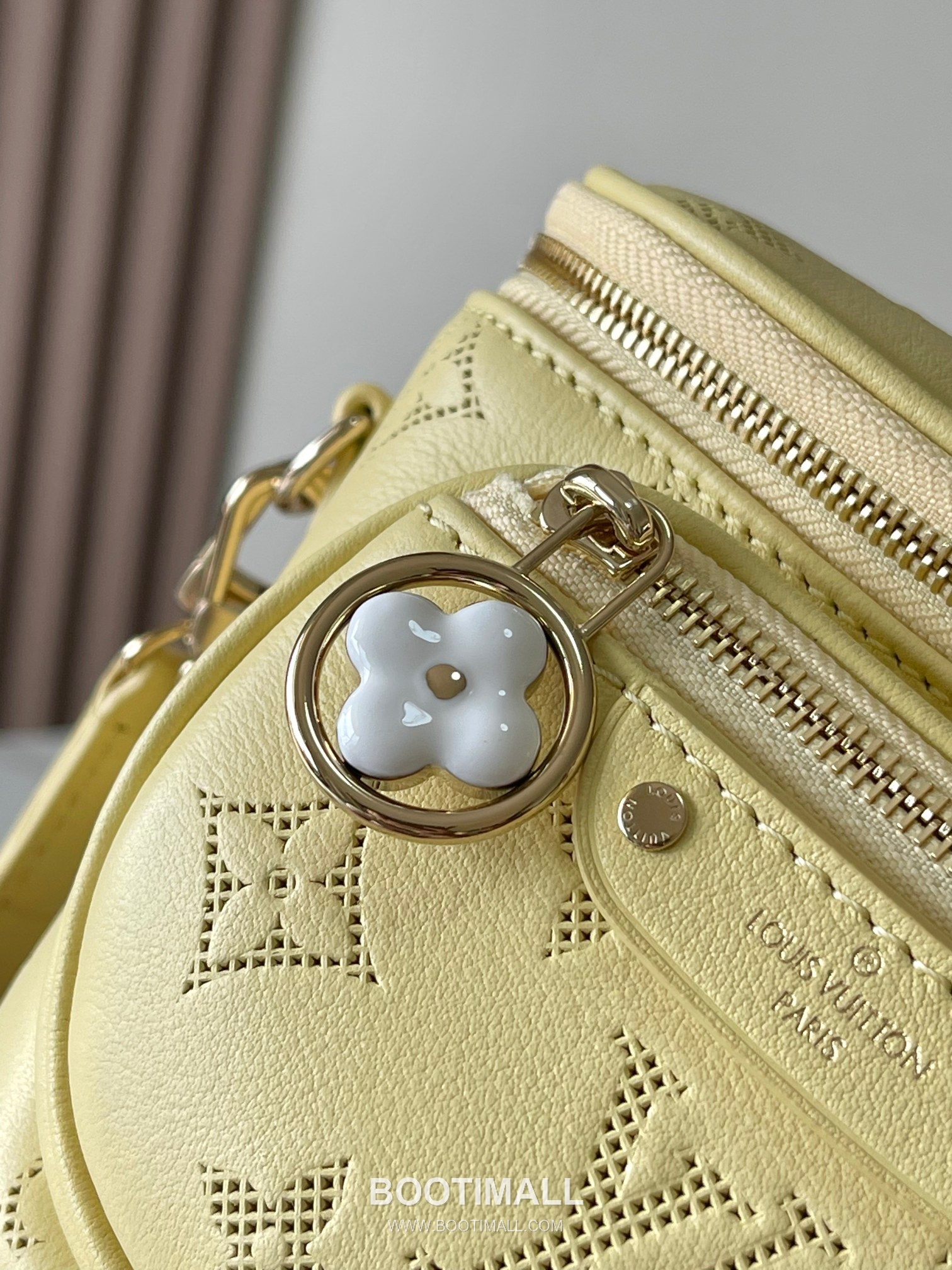 Louis Vuitton Mini Bumbag Flower Ring Monogram Embossed Canvas Yellow Zip Wallet 루이비통 미니 범백 플라워 링 모노그램 엠보싱 캔버스 옐로우 지퍼 지갑 17cm 7