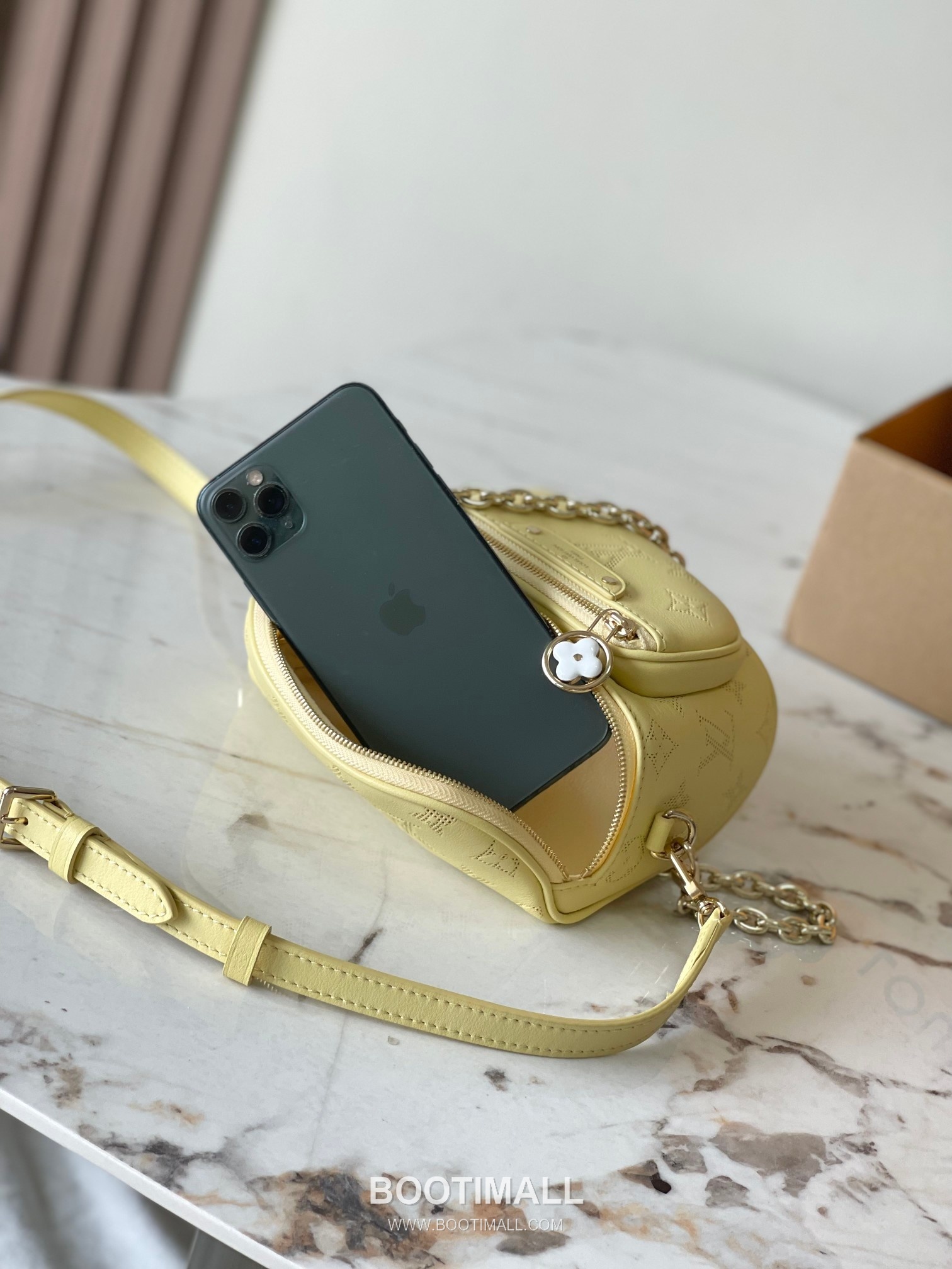 Louis Vuitton Mini Bumbag Flower Ring Monogram Embossed Canvas Yellow Zip Wallet 루이비통 미니 범백 플라워 링 모노그램 엠보싱 캔버스 옐로우 지퍼 지갑 17cm 9