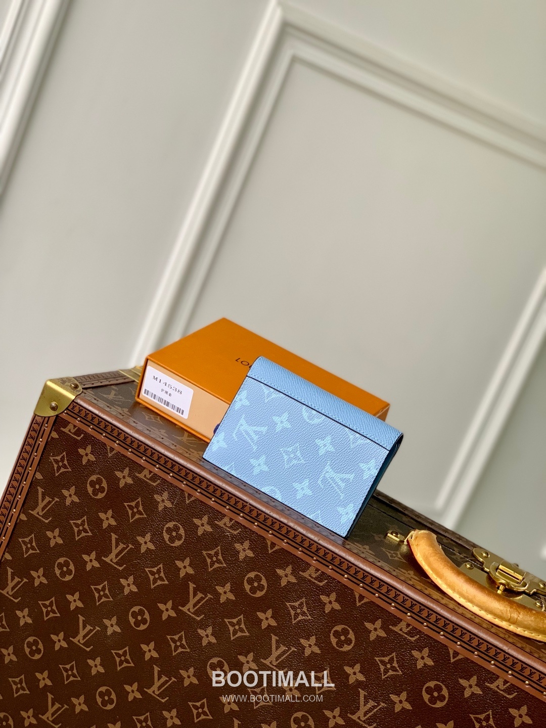 Louis Vuitton Taigarama Passport Cover Monogram Coated Canvas and Taiga Leather Blue Card Case 루이비통 타이가라마 패스포트 커버 모노그램 코티드 캔버스 레더 블루 카드케이스 14cm 2