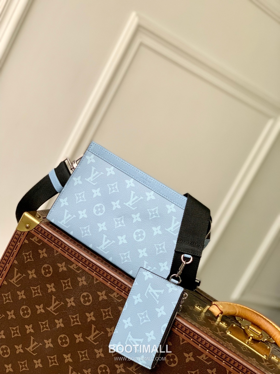Louis Vuitton Gaston Wearable Wallet Monogram Coated Canvas and Taiga Leather Blue Long 루이비통 가스통 웨어러블 월릿 모노그램 코티드 캔버스 타이가 레더 블루 장지갑 22cm 1