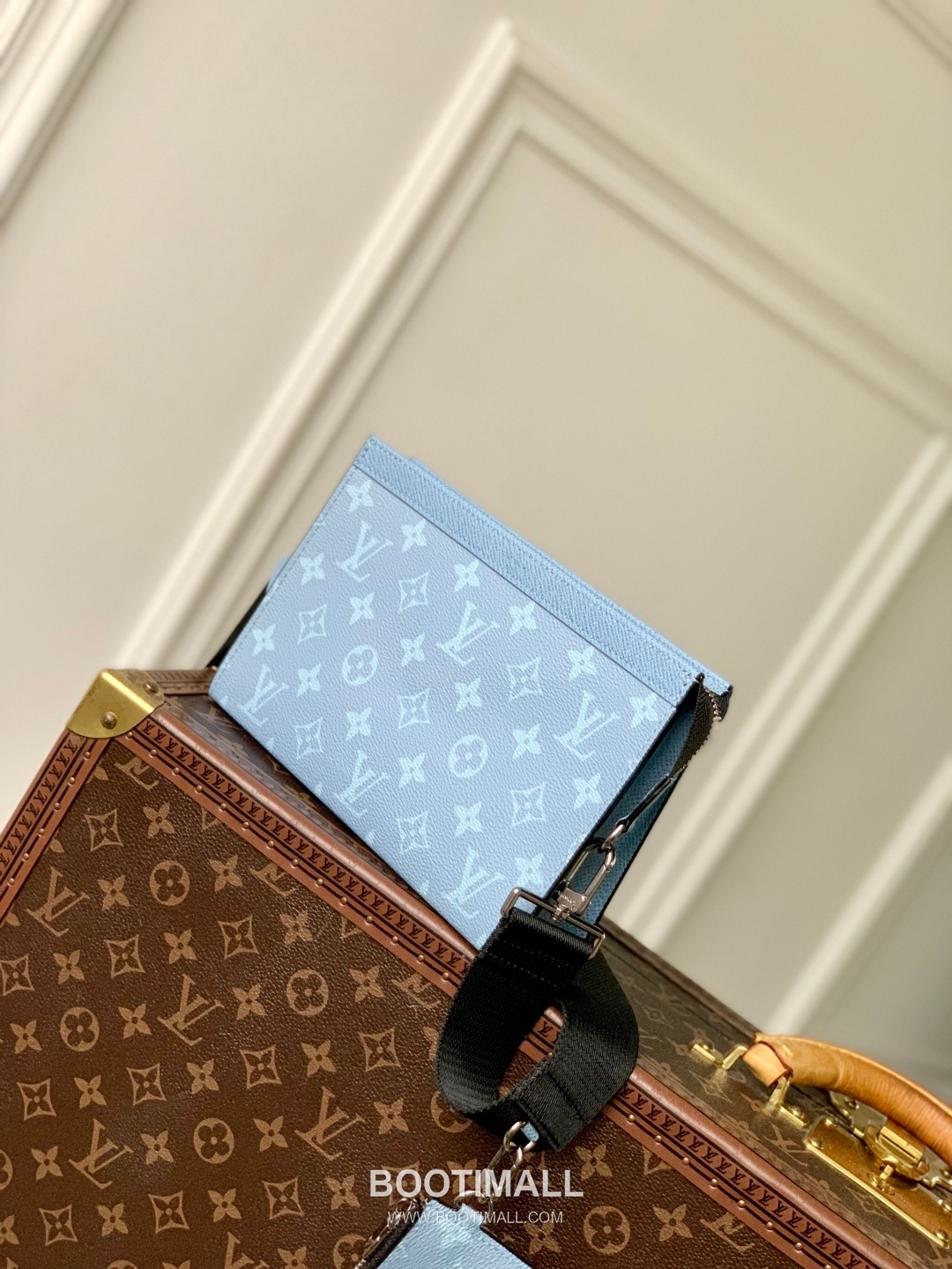 Louis Vuitton Gaston Wearable Wallet Monogram Coated Canvas and Taiga Leather Blue Long 루이비통 가스통 웨어러블 월릿 모노그램 코티드 캔버스 타이가 레더 블루 장지갑 22cm 2
