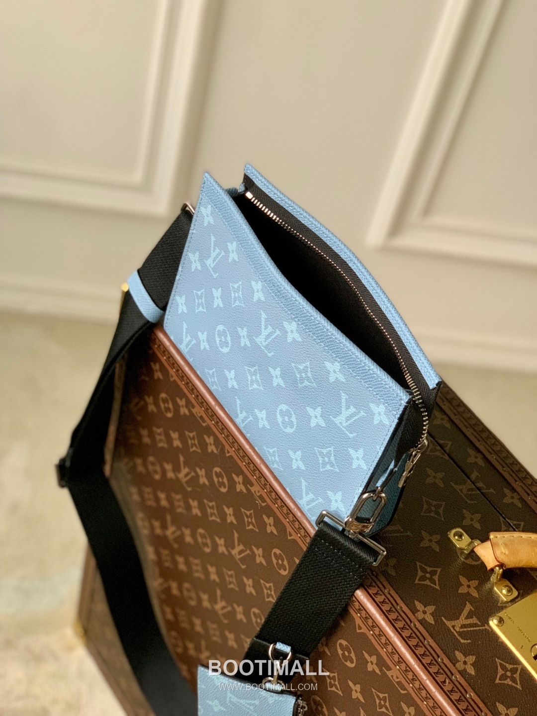 Louis Vuitton Gaston Wearable Wallet Monogram Coated Canvas and Taiga Leather Blue Long 루이비통 가스통 웨어러블 월릿 모노그램 코티드 캔버스 타이가 레더 블루 장지갑 22cm 9