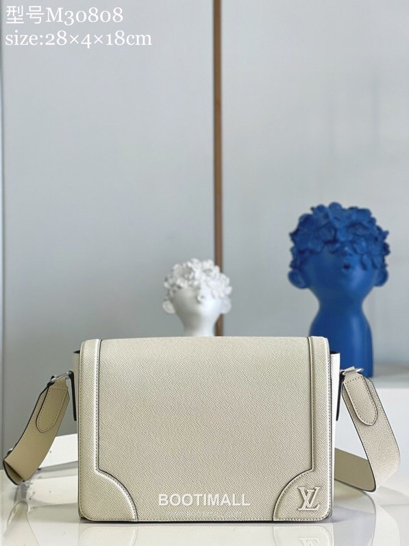 Louis Vuitton New Flap Taiga Leather Messenger Bag M30808 루이비통 뉴 플랩 타이가 가죽 메신저백 28.3cm 1