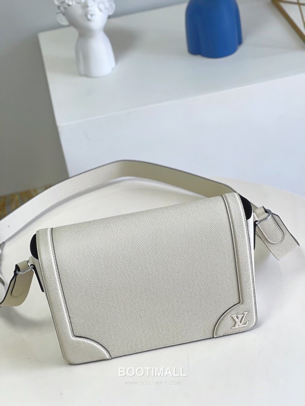 Louis Vuitton New Flap Taiga Leather Messenger Bag M30808 루이비통 뉴 플랩 타이가 가죽 메신저백 28.3cm 4