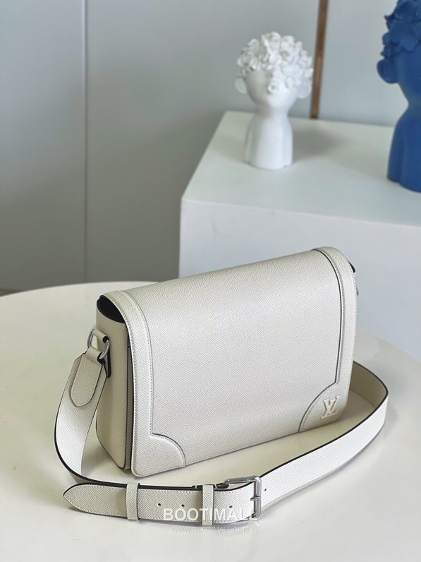 Louis Vuitton New Flap Taiga Leather Messenger Bag M30808 루이비통 뉴 플랩 타이가 가죽 메신저백 28.3cm 7