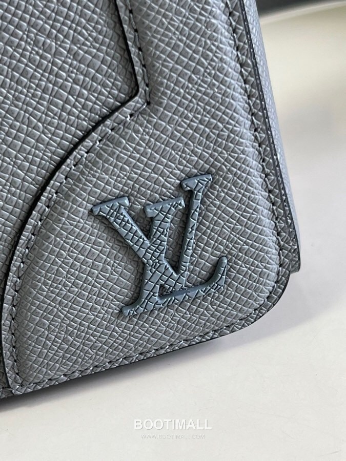 Louis Vuitton New Flap Taiga Leather Messenger Bag M30808 루이비통 뉴 플랩 타이가 가죽 메신저백 28.3cm 2