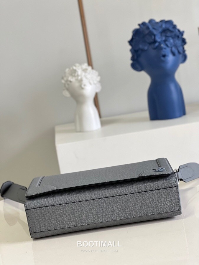 Louis Vuitton New Flap Taiga Leather Messenger Bag M30808 루이비통 뉴 플랩 타이가 가죽 메신저백 28.3cm 3