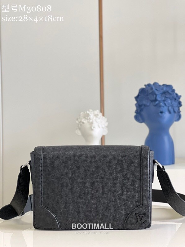 Louis Vuitton New Flap Taiga Leather Messenger Bag M30808 루이비통 뉴 플랩 타이가 가죽 메신저백 28.3cm 1