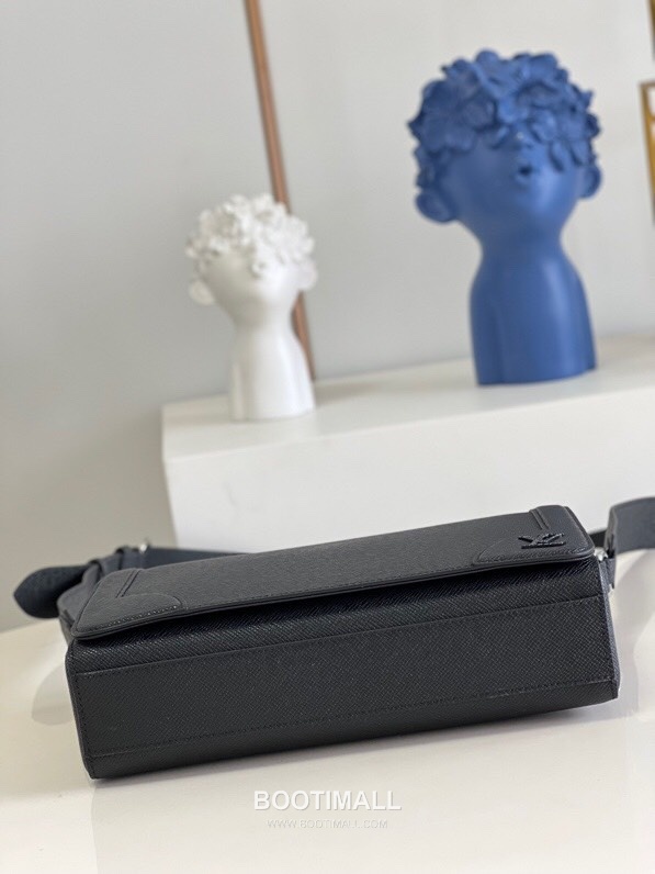 Louis Vuitton New Flap Taiga Leather Messenger Bag M30808 루이비통 뉴 플랩 타이가 가죽 메신저백 28.3cm 3