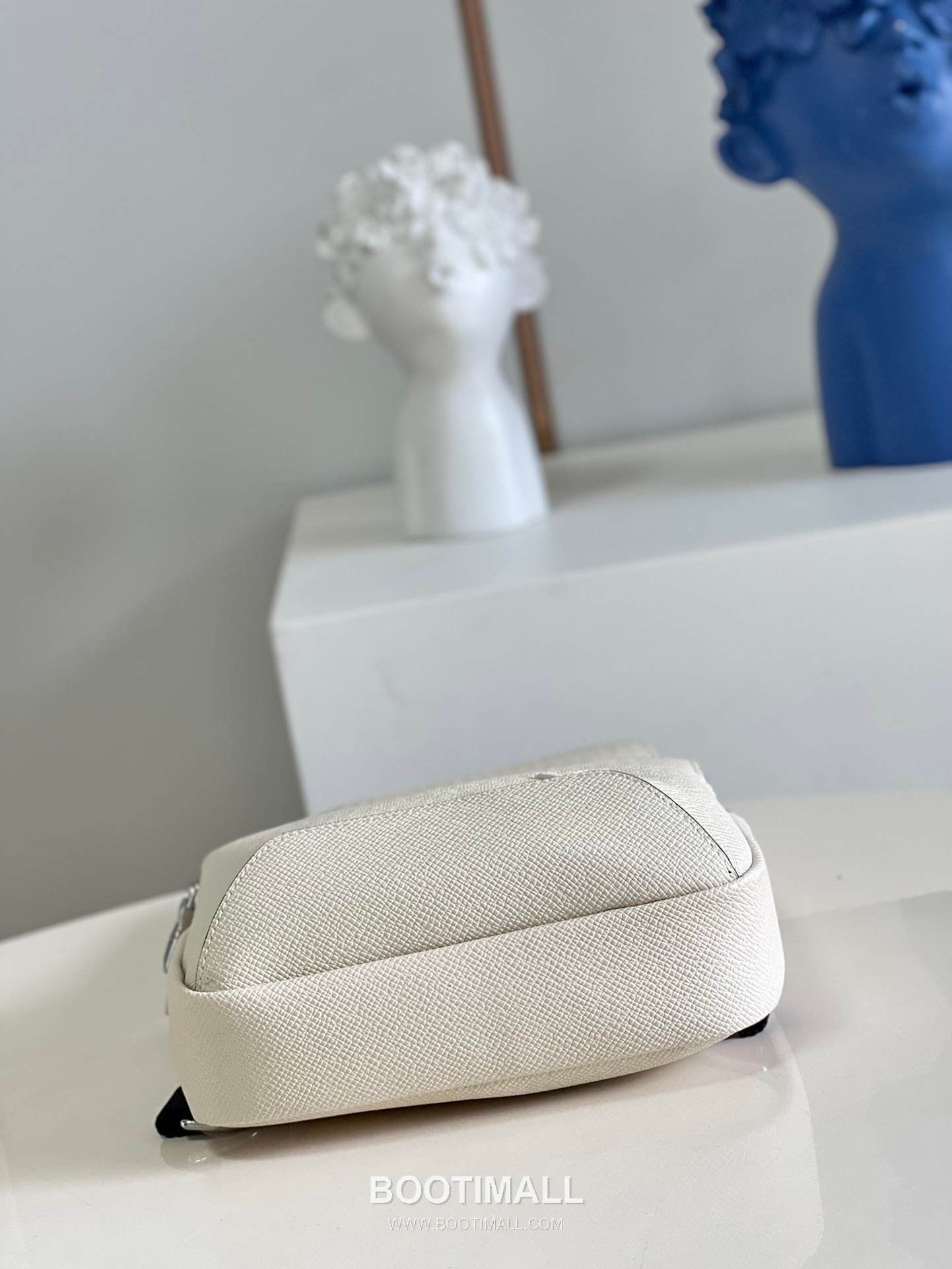 Louis Vuitton Avenue Taiga Leather Sling Bag M30443 루이비통 애비뉴 타이가 가죽 슬링백 31cm 2