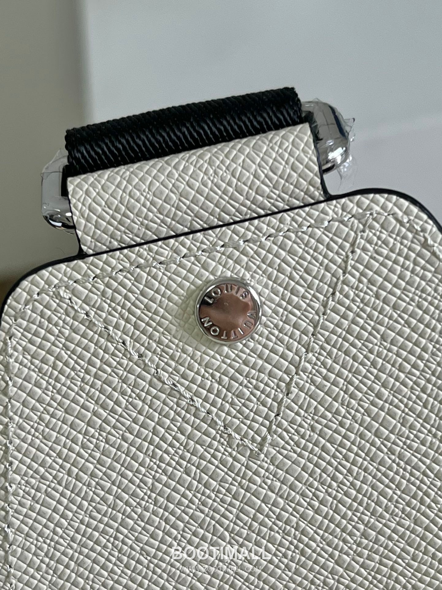 Louis Vuitton Avenue Taiga Leather Sling Bag M30443 루이비통 애비뉴 타이가 가죽 슬링백 31cm 4