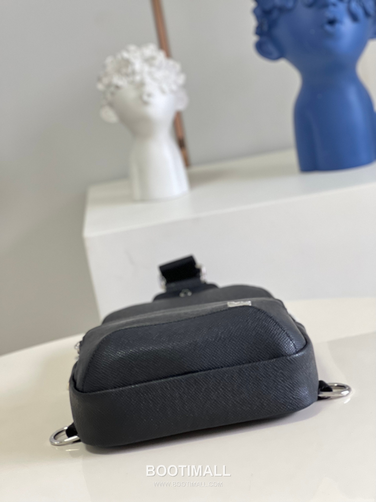 Louis Vuitton Avenue Taiga Leather Sling Bag M30443 루이비통 애비뉴 타이가 가죽 슬링백 31cm 2