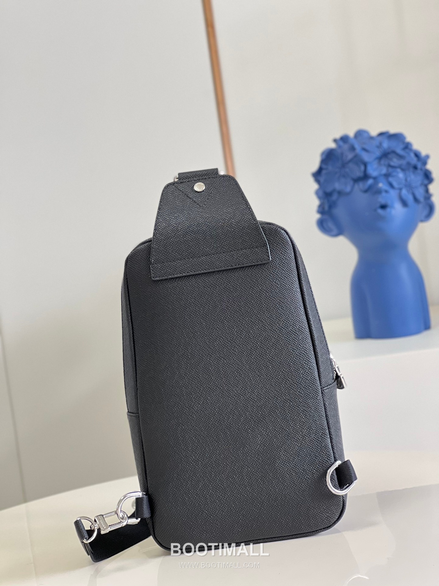 Louis Vuitton Avenue Taiga Leather Sling Bag M30443 루이비통 애비뉴 타이가 가죽 슬링백 31cm 3