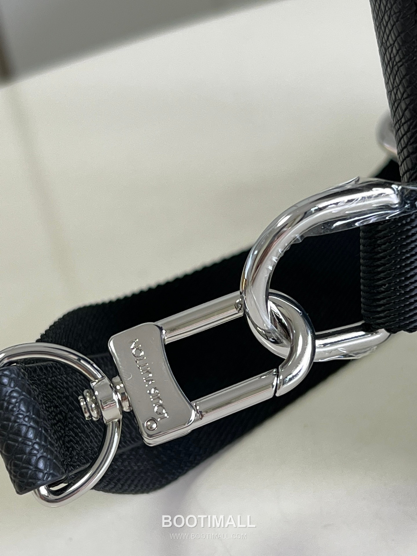 Louis Vuitton Avenue Taiga Leather Sling Bag M30443 루이비통 애비뉴 타이가 가죽 슬링백 31cm 4