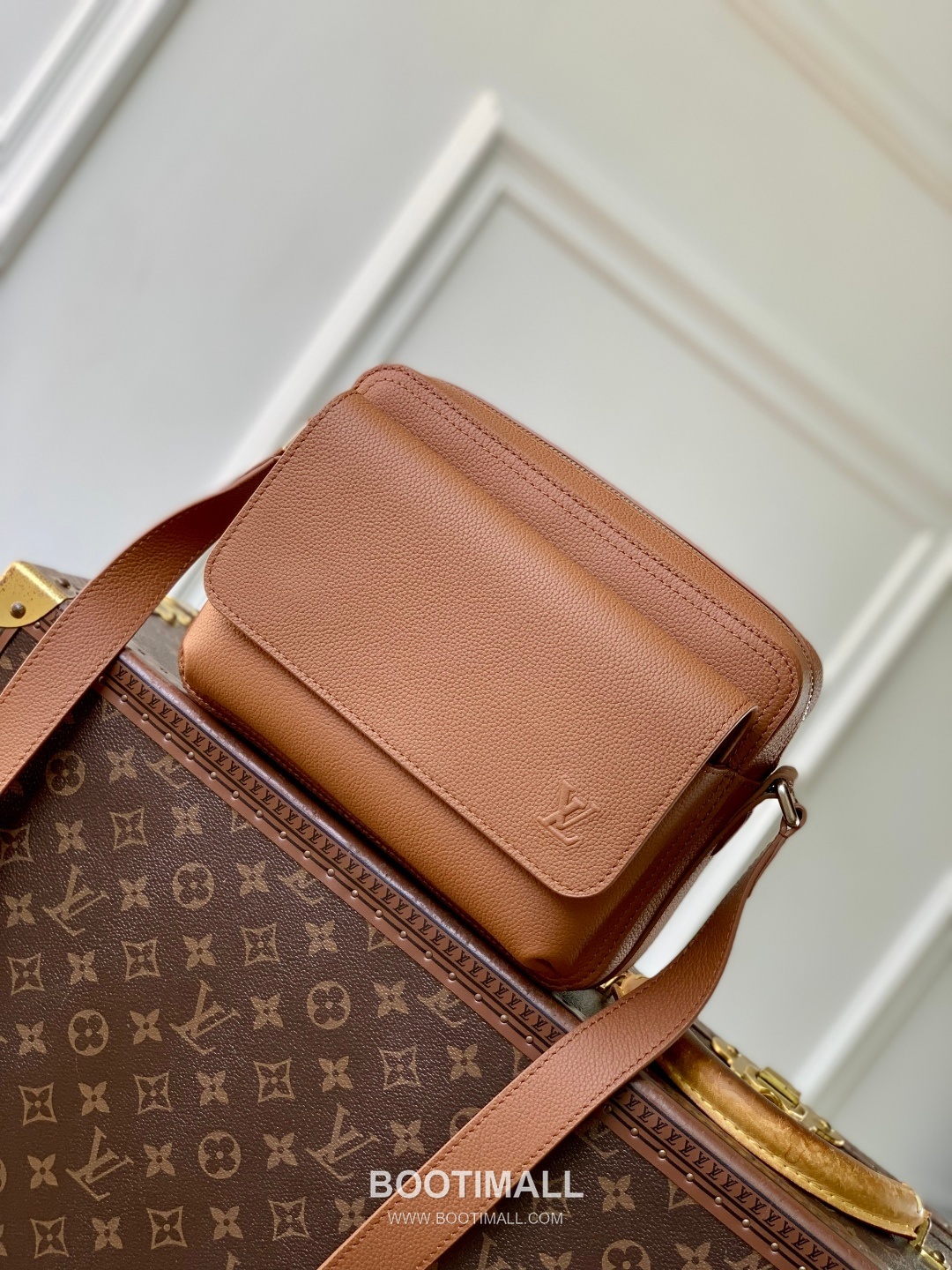 Louis Vuitton Boarding Messenger Waxed Calfskin Brown Crossbody Bag 루이비통 보딩 메신저 왁스드 카프스킨 브라운 크로스백 24cm 1