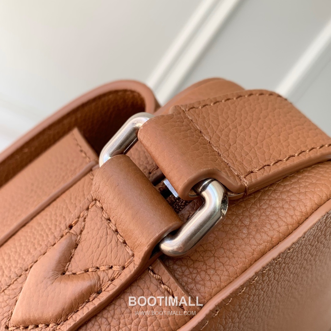 Louis Vuitton Boarding Messenger Waxed Calfskin Brown Crossbody Bag 루이비통 보딩 메신저 왁스드 카프스킨 브라운 크로스백 24cm 7