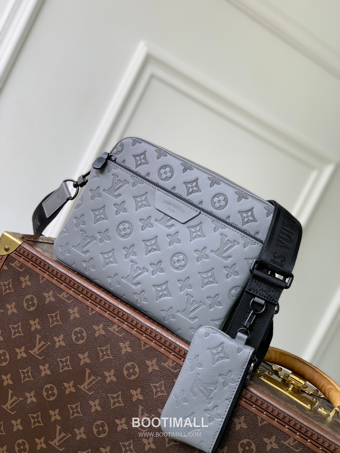 Louis Vuitton Trio Messenger Monogram Shadow Calfskin Grey Coin Purse 루이비통 트리오 메신저 모노그램 섀도우 카프스킨 그레이 동전지갑 25cm 1