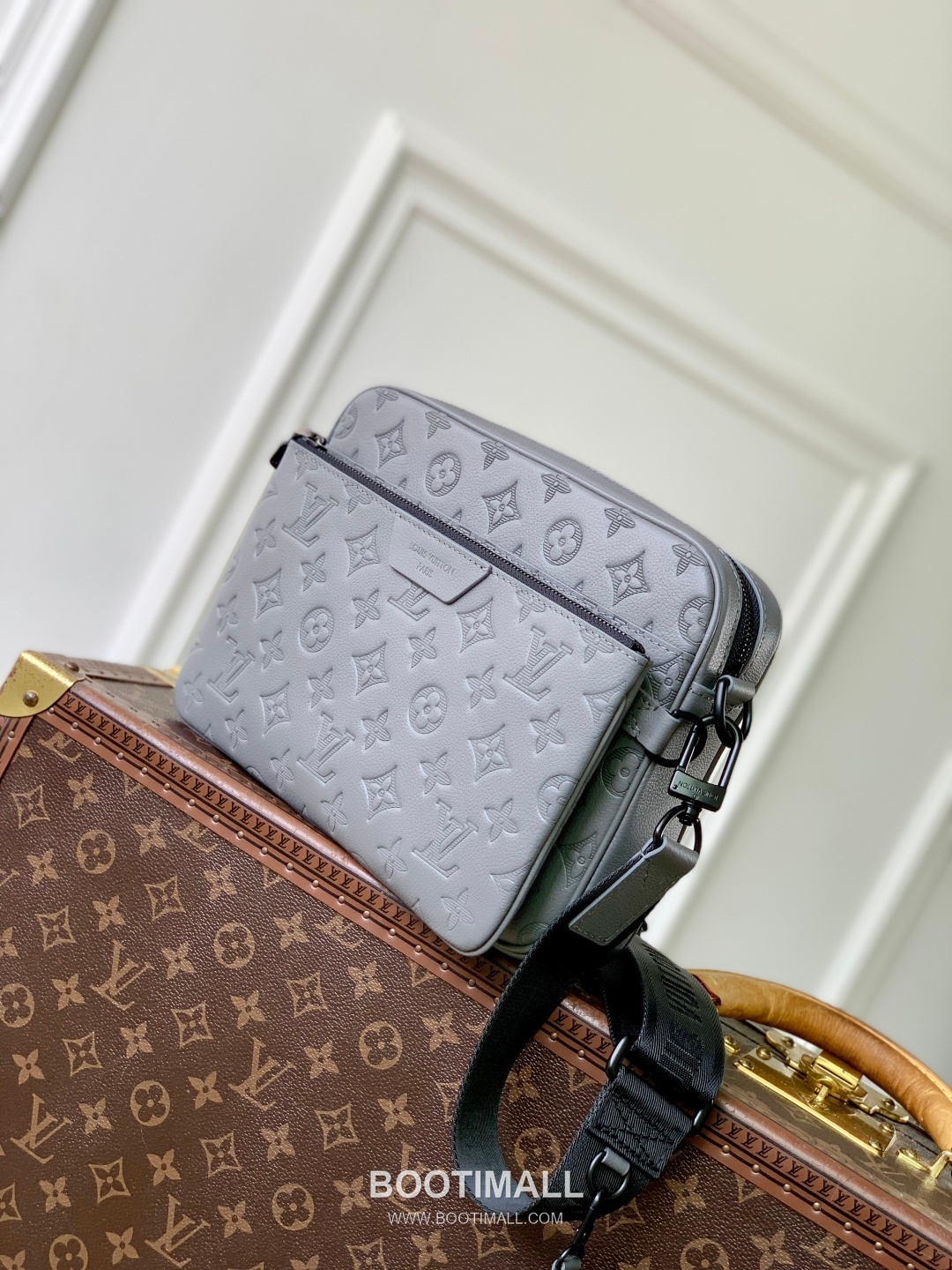Louis Vuitton Trio Messenger Monogram Shadow Calfskin Grey Coin Purse 루이비통 트리오 메신저 모노그램 섀도우 카프스킨 그레이 동전지갑 25cm 2