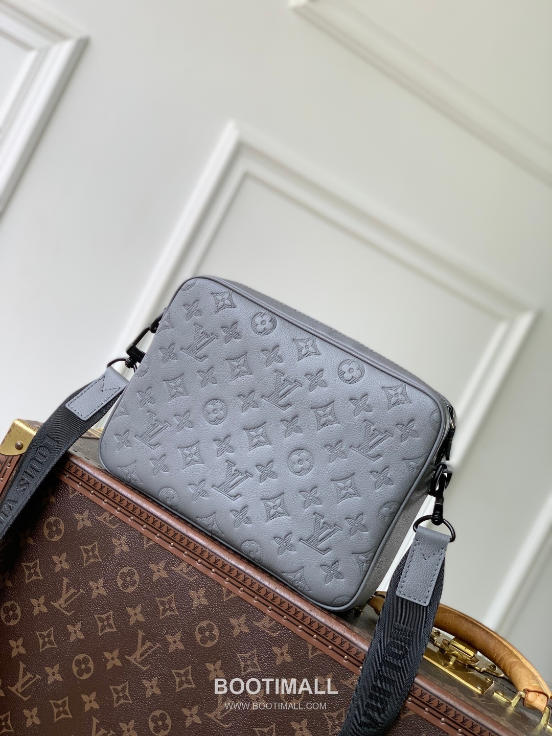 Louis Vuitton Trio Messenger Monogram Shadow Calfskin Grey Coin Purse 루이비통 트리오 메신저 모노그램 섀도우 카프스킨 그레이 동전지갑 25cm 3