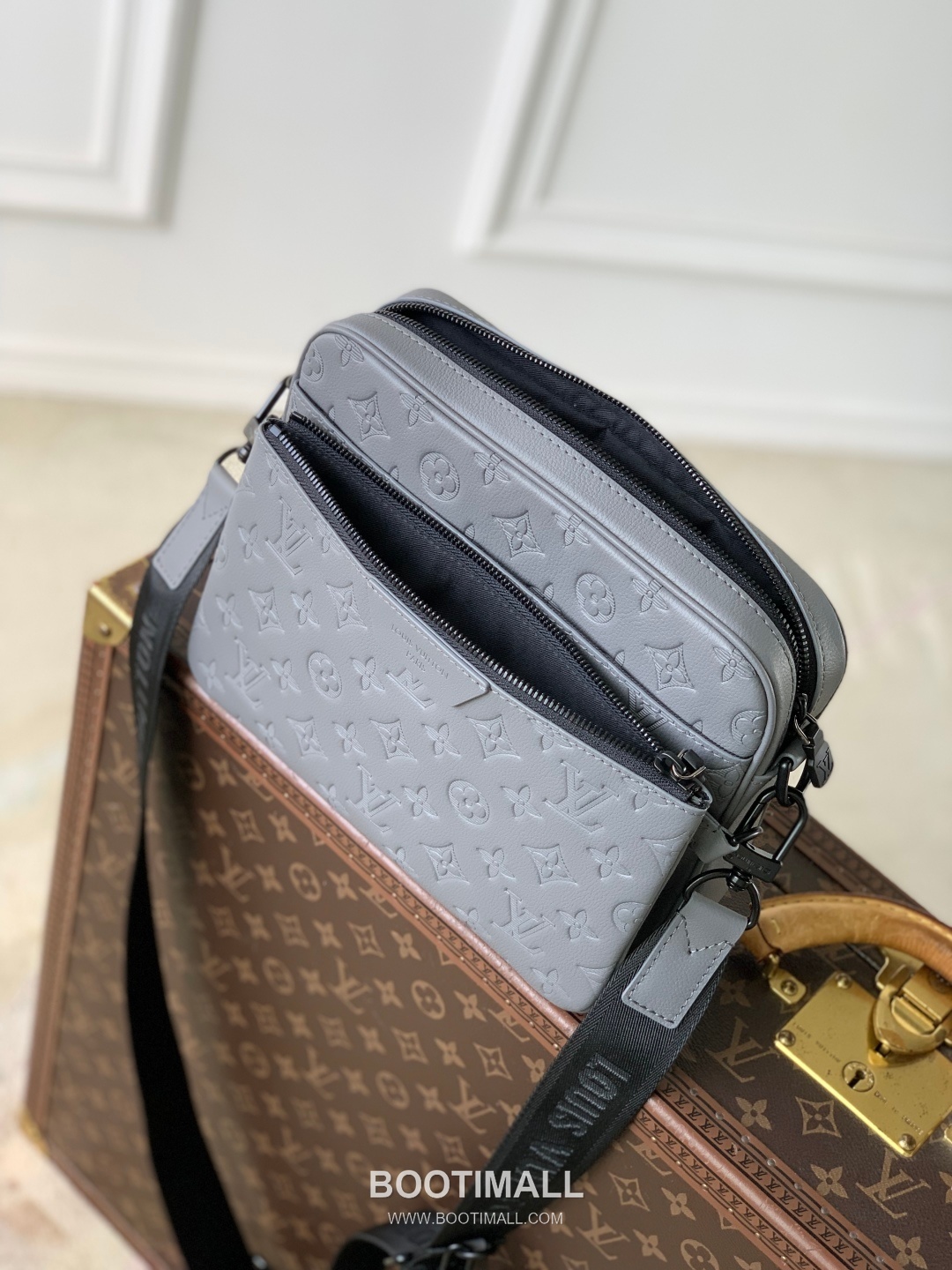 Louis Vuitton Trio Messenger Monogram Shadow Calfskin Grey Coin Purse 루이비통 트리오 메신저 모노그램 섀도우 카프스킨 그레이 동전지갑 25cm 9