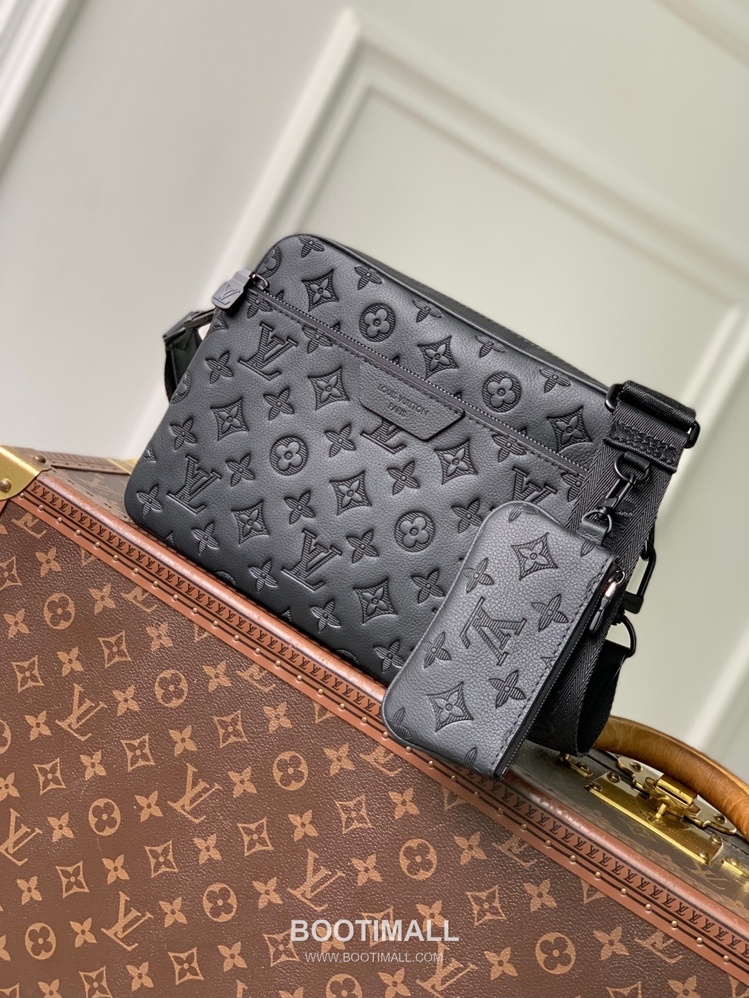 Louis Vuitton Trio Messenger Monogram Shadow Cowhide Leather Black Coin Purse 루이비통 트리오 메신저 모노그램 섀도우 M26713 소가죽 블랙 동전지갑 1