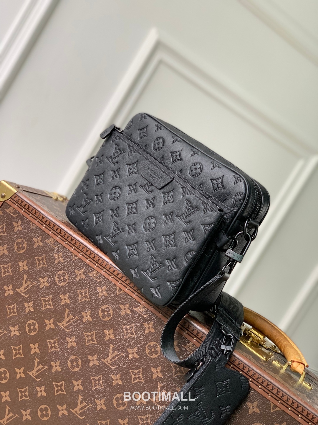 Louis Vuitton Trio Messenger Monogram Shadow Cowhide Leather Black Coin Purse 루이비통 트리오 메신저 모노그램 섀도우 M26713 소가죽 블랙 동전지갑 2
