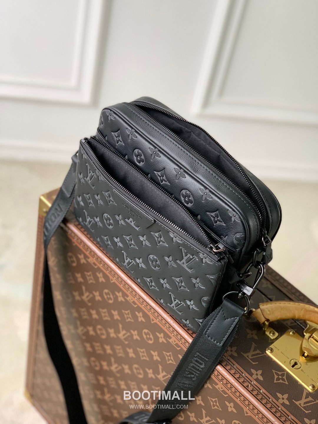 Louis Vuitton Trio Messenger Monogram Shadow Cowhide Leather Black Coin Purse 루이비통 트리오 메신저 모노그램 섀도우 M26713 소가죽 블랙 동전지갑 9