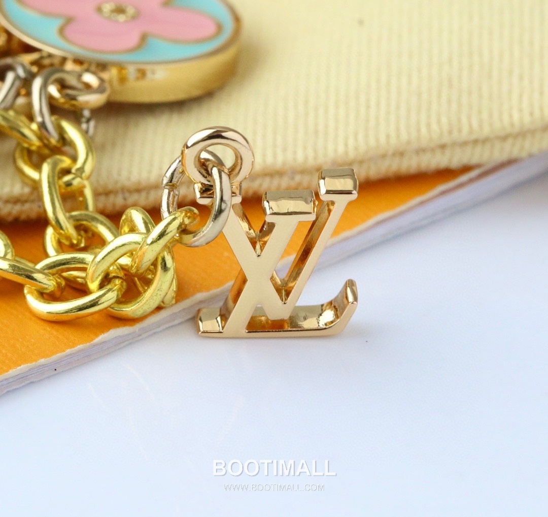 Louis Vuitton Flower Logo Letter Charm Enamel Gold Keyring 루이비통 플라워 로고 레터 참 에나멜 골드 키링 3