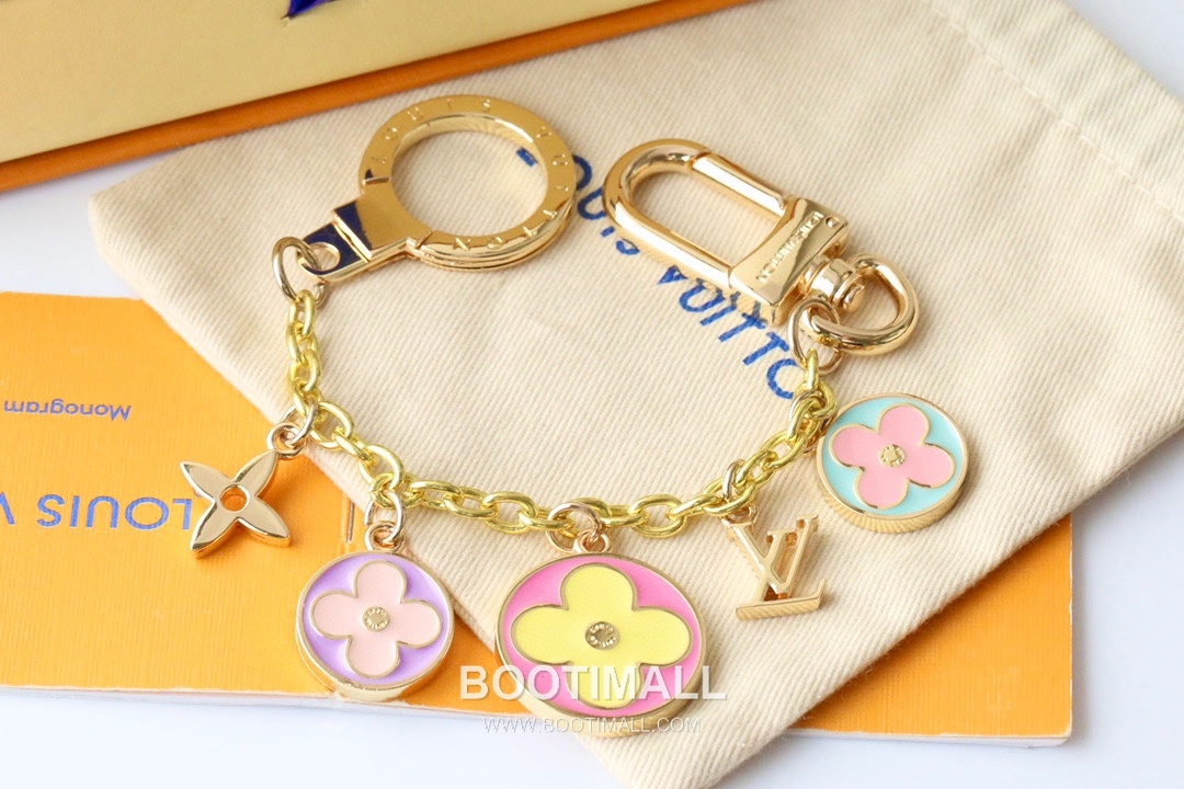 Louis Vuitton Flower Logo Letter Charm Enamel Gold Keyring 루이비통 플라워 로고 레터 참 에나멜 골드 키링 6