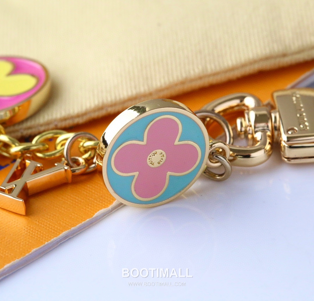 Louis Vuitton Flower Logo Letter Charm Enamel Gold Keyring 루이비통 플라워 로고 레터 참 에나멜 골드 키링 9